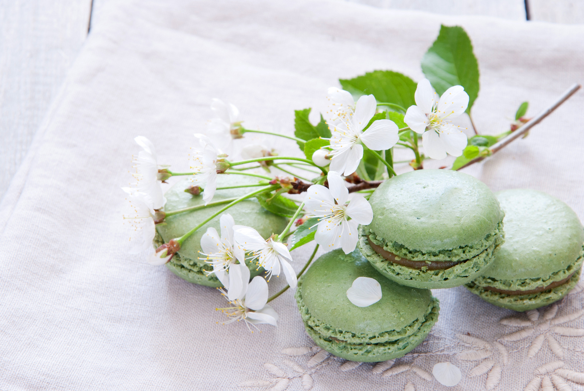 Macaron: French sweet food, Can be filled with a variety of flavors. 2050x1380 HD Background.