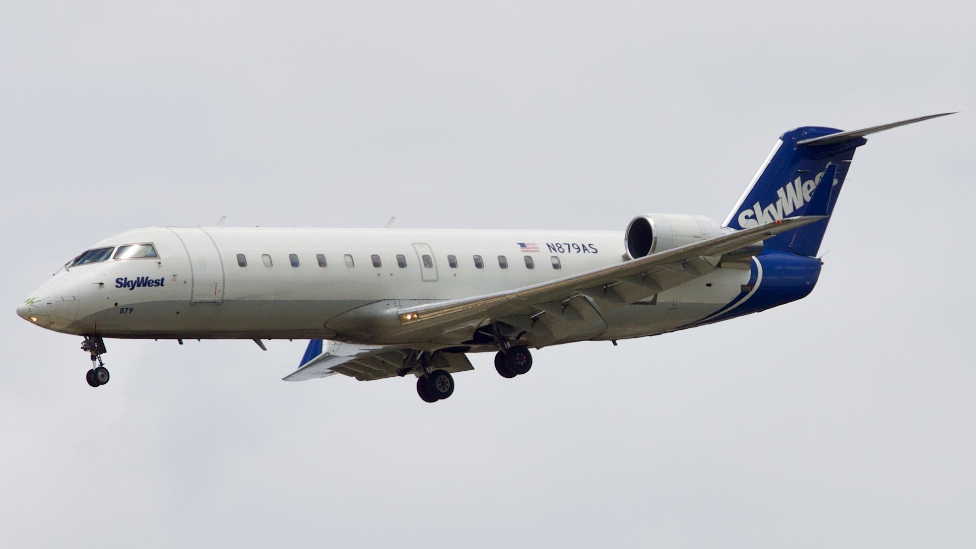 SkyWest Airlines, Mitsubishi CRJ 200, Impressive aircraft, Airliner photography, 1940x1090 HD Desktop