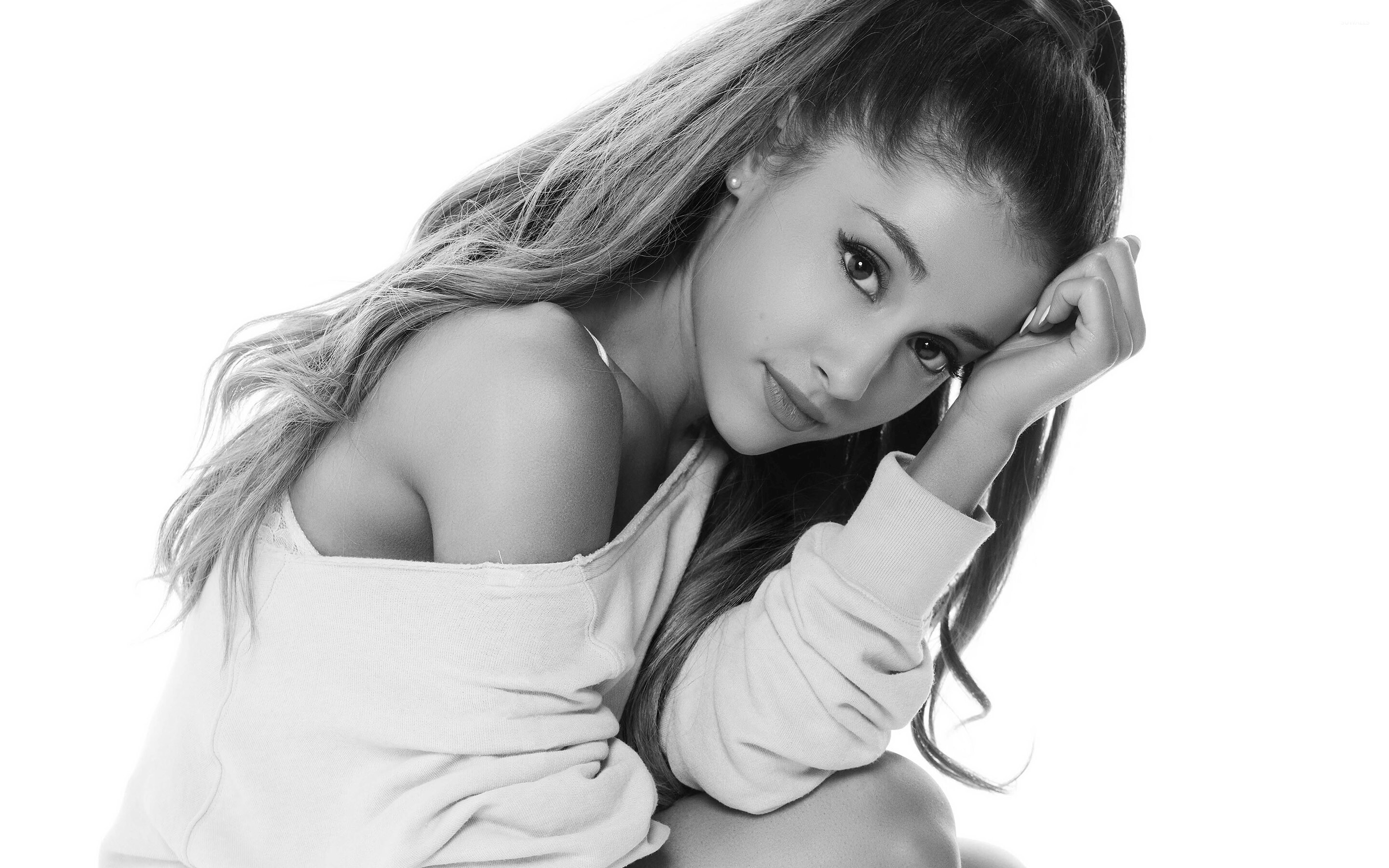 Ariana Grande: American singer, known for wide vocal range, Celebrity, Monochrome. 2880x1800 HD Background.