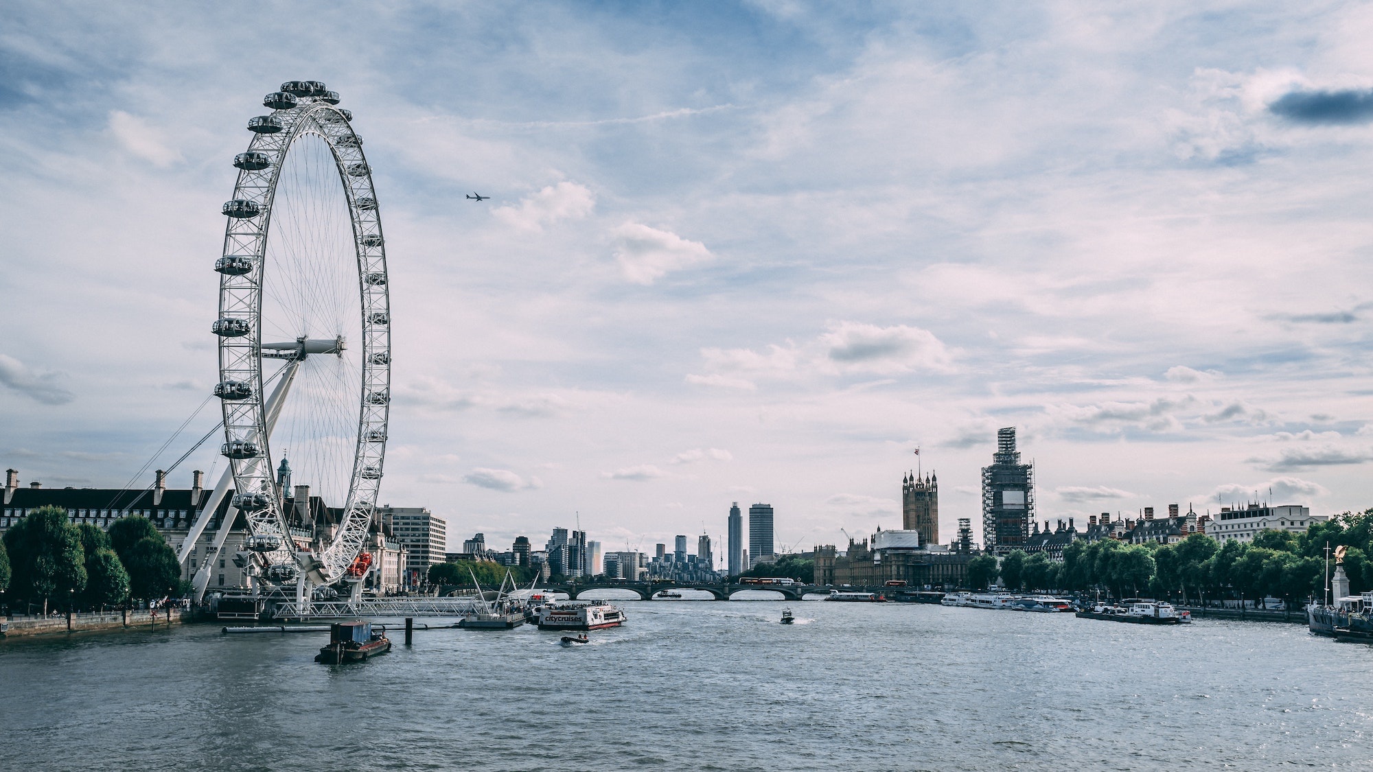 The River Thames London, Kayaking adventure, Exploring London's waterways, City escapades, 2000x1130 HD Desktop