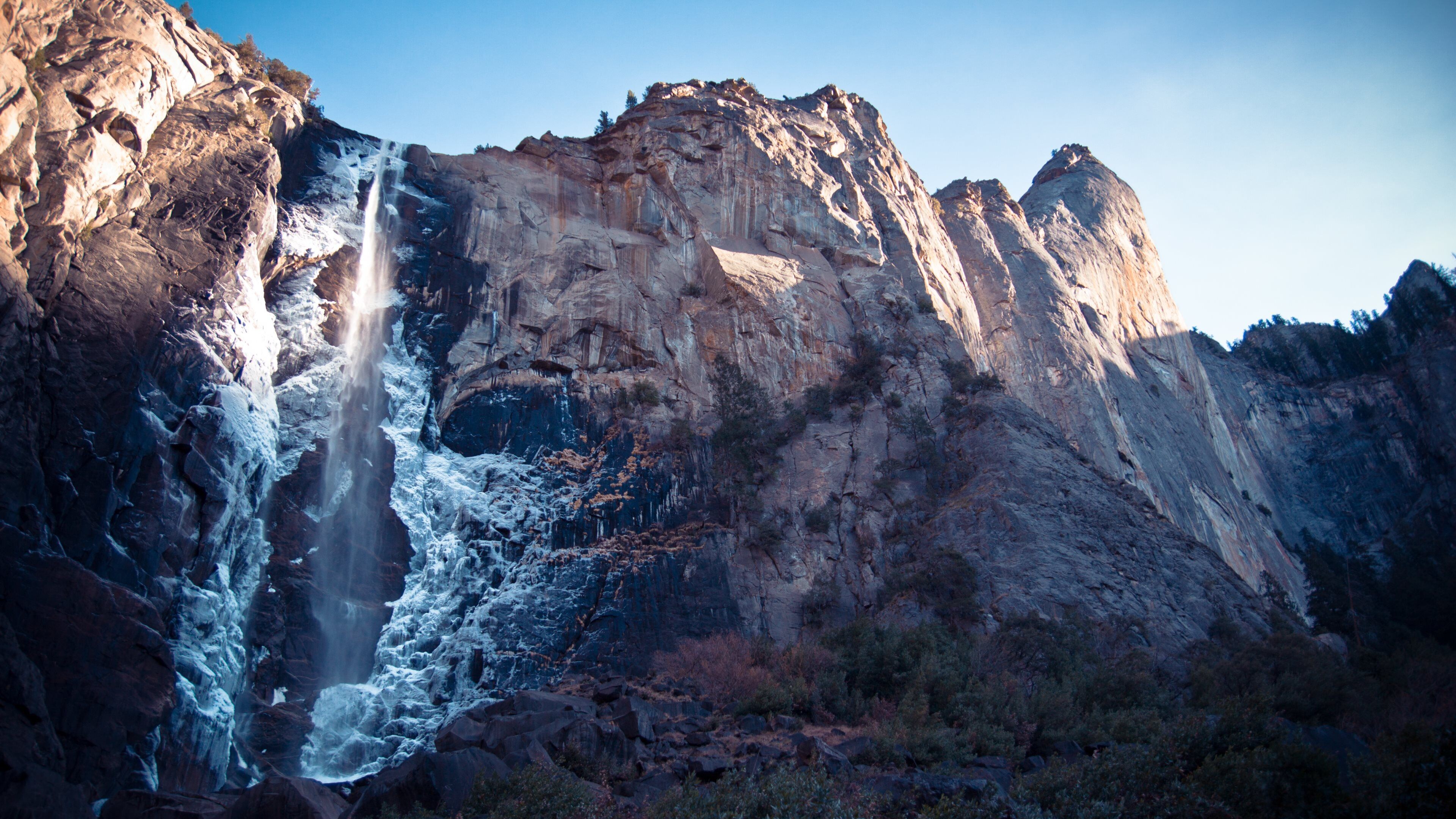 Geology: Yosemite National Park, Waterfall, Sierra Nevada, Sierra National Forest. 3840x2160 4K Background.