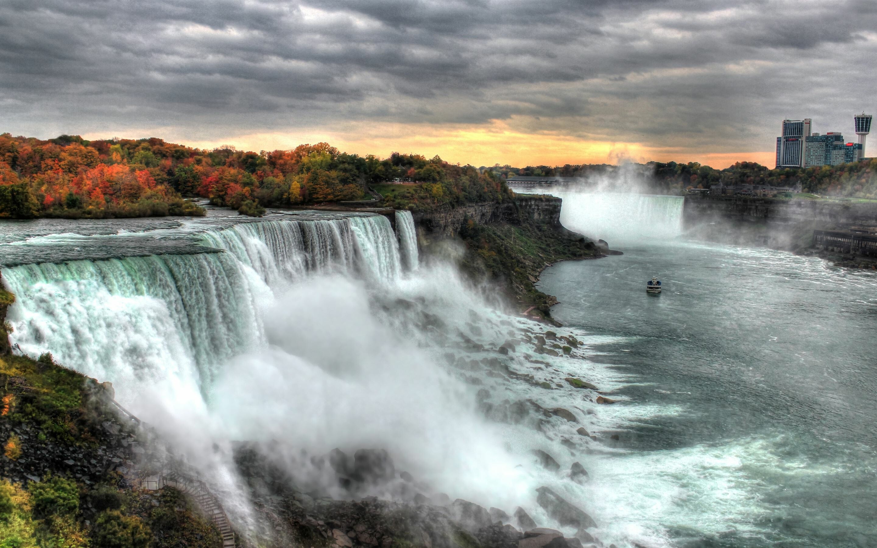 Niagara Falls: A famous American waterfall, The border between the USA and Canada. 2880x1800 HD Background.