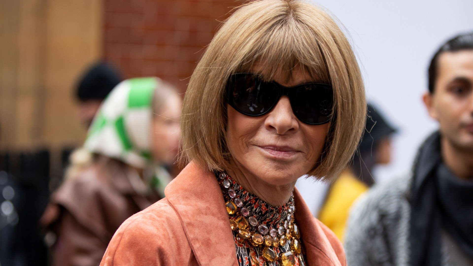 Anna Wintour: Took her first experience of magazine production at the Oz magazine. 1920x1080 Full HD Background.