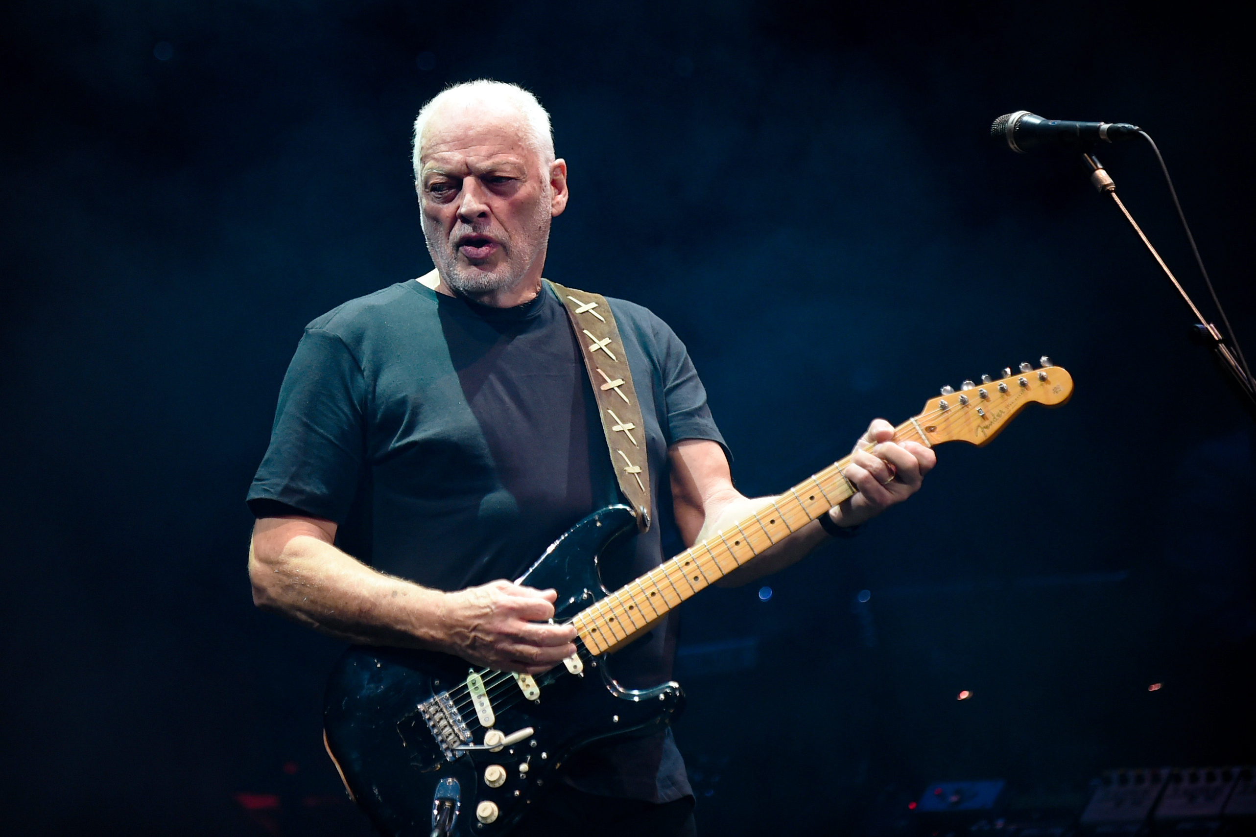 David Gilmour, Guitar collection, Epic sale, Manhattan Express News, 2570x1710 HD Desktop