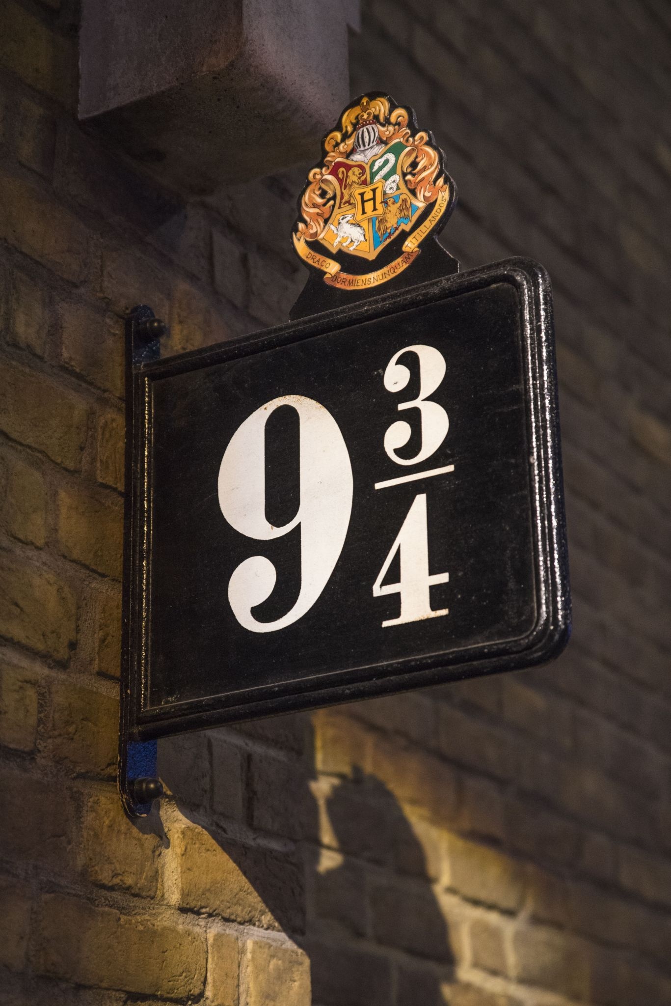 Platform 9 3/4 movies, Picniq's favorite places in London, Harry Potter locations, Tourist attractions, 1370x2050 HD Phone