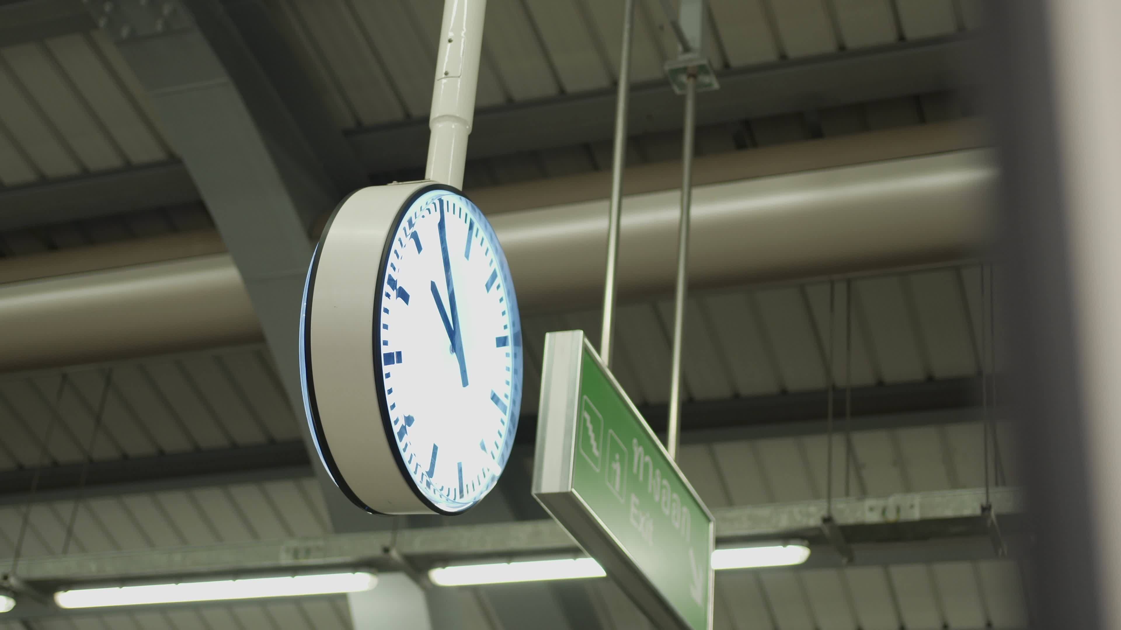 Public train station clock, Rush hour, Commuting time, Business hours, 3840x2160 4K Desktop