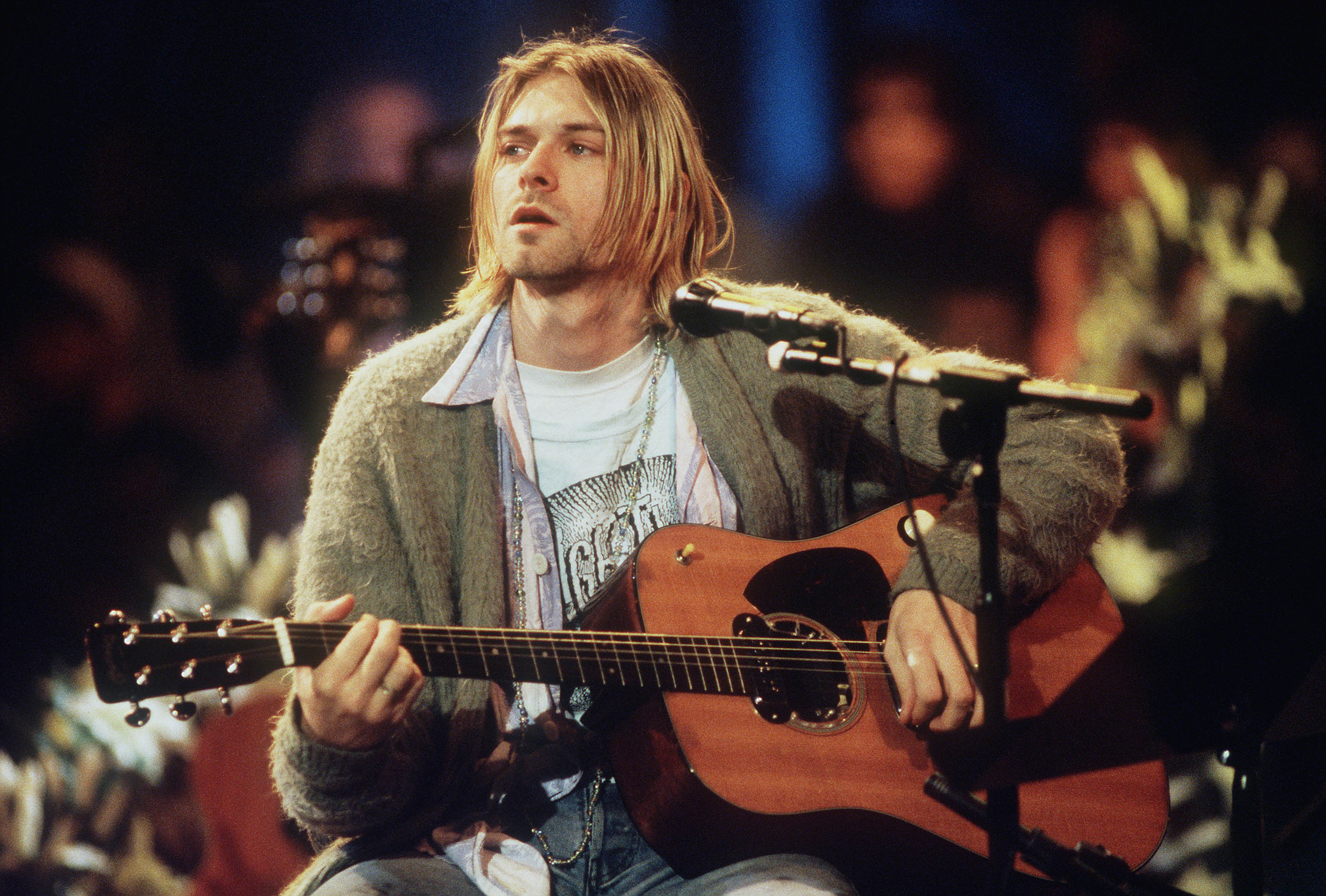 Kurt Cobain, Auctioned sweater, Inside look, Nirvana legend, 2780x1880 HD Desktop