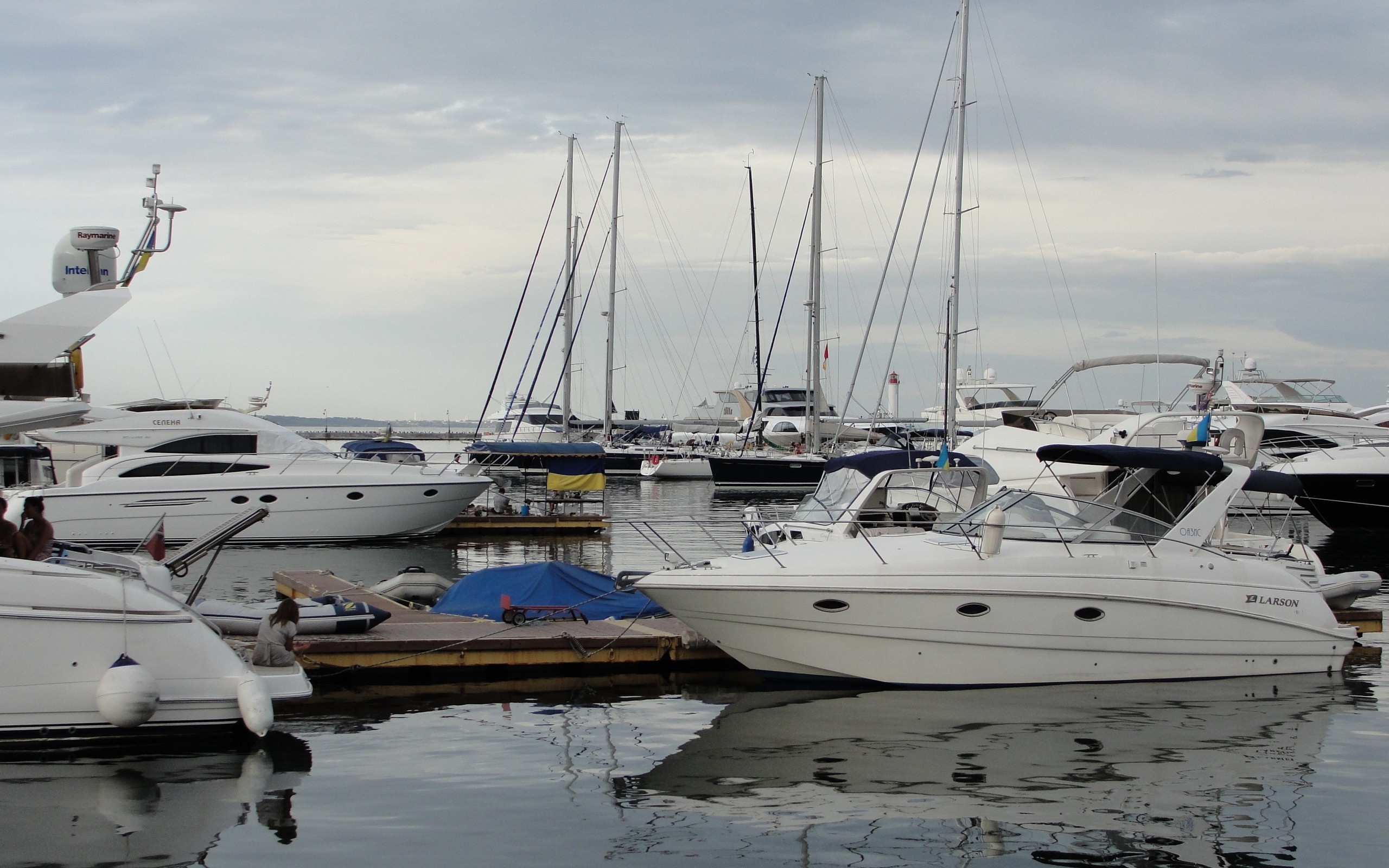 Motorboat: Water, Harbor, Dock, Marina, Port, Watercraft, Fishing vessel, Power yacht. 2560x1600 HD Background.