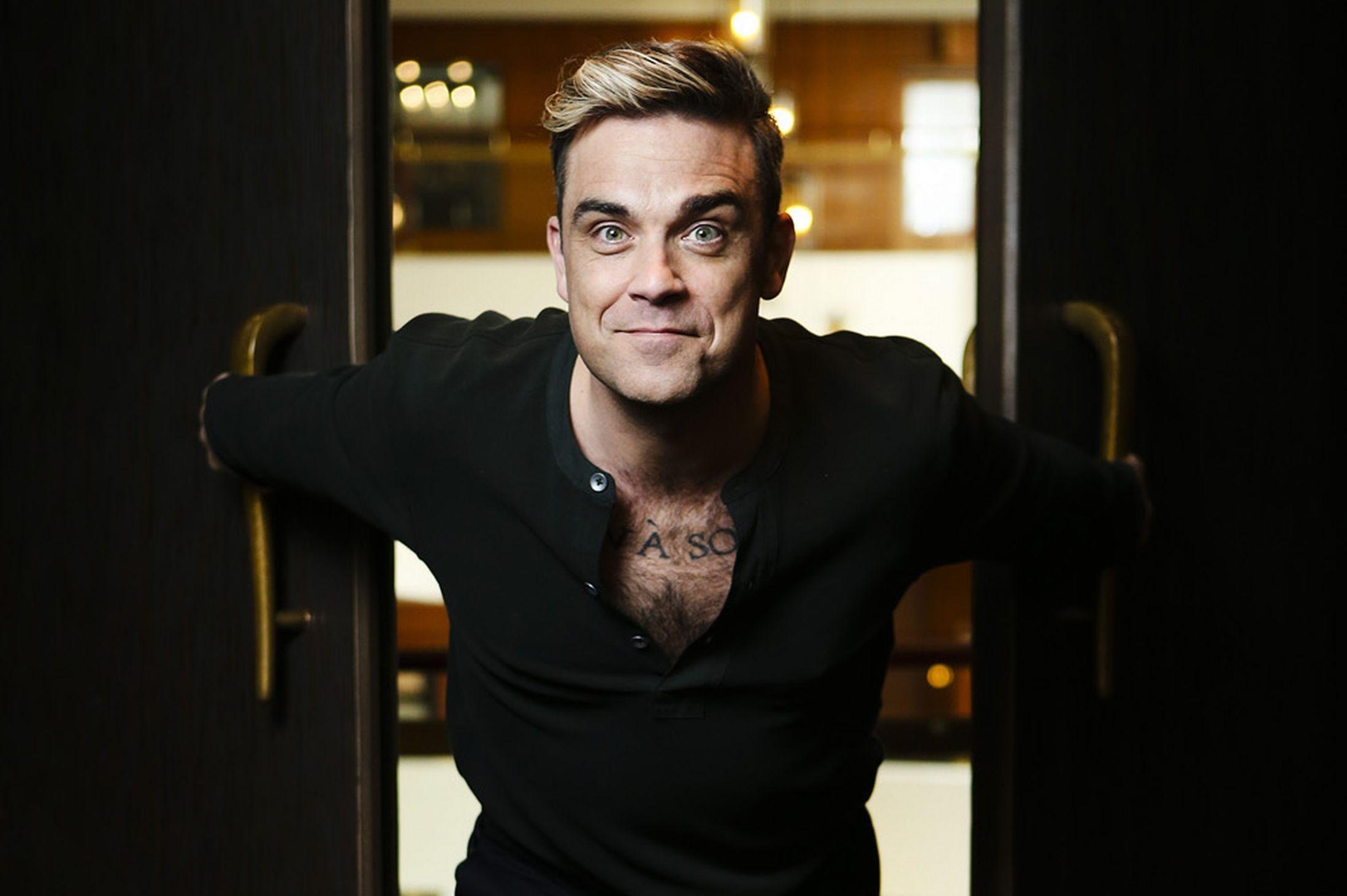 Robbie Williams, New Year's Eve show, Dubai concert, The Sun newspaper, 2200x1470 HD Desktop