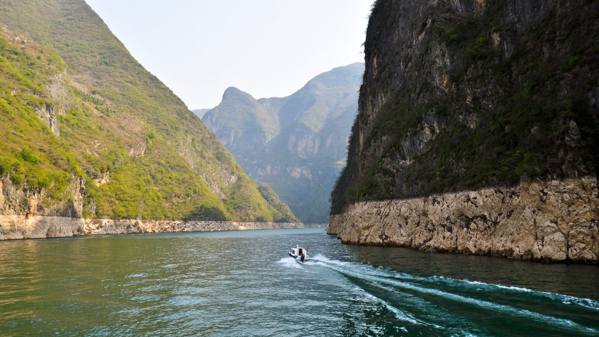 The Yangtze River, Majestic waterway, Stunning landscapes, Cultural heritage, 2050x1160 HD Desktop