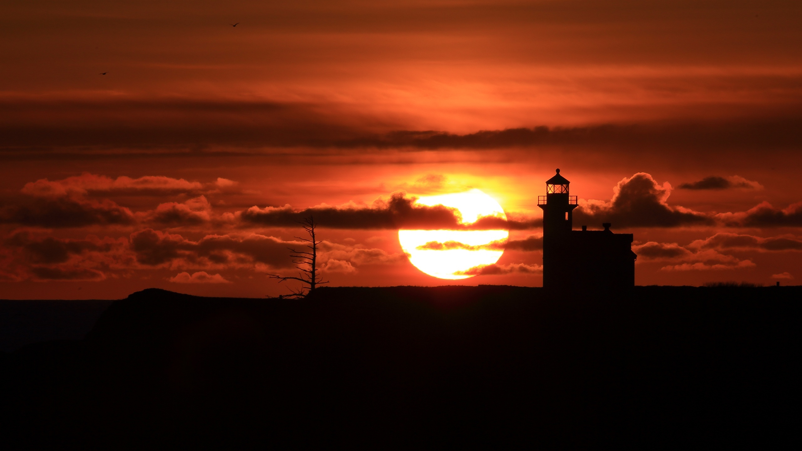 Lighthouse sunset, Spectacular views, Vibrant colors, Breathtaking scenery, 2560x1440 HD Desktop