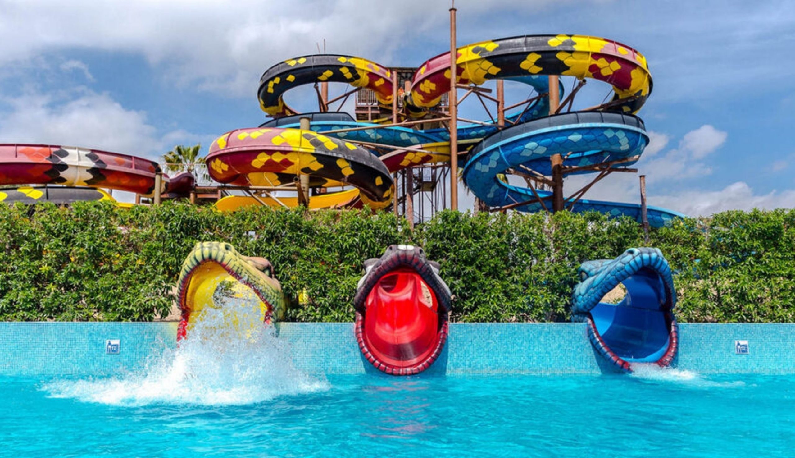 Waterpark: A funfair, usually with equipment and activities for aqua fun and swimmers. 2560x1480 HD Background.