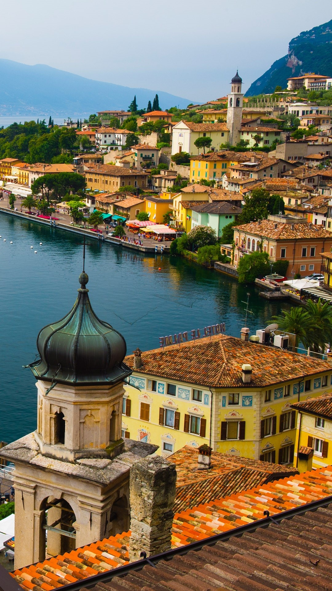 Atemberaubende Aussicht auf das Dorf Limone del Garda, 1080x1920 Full HD Handy