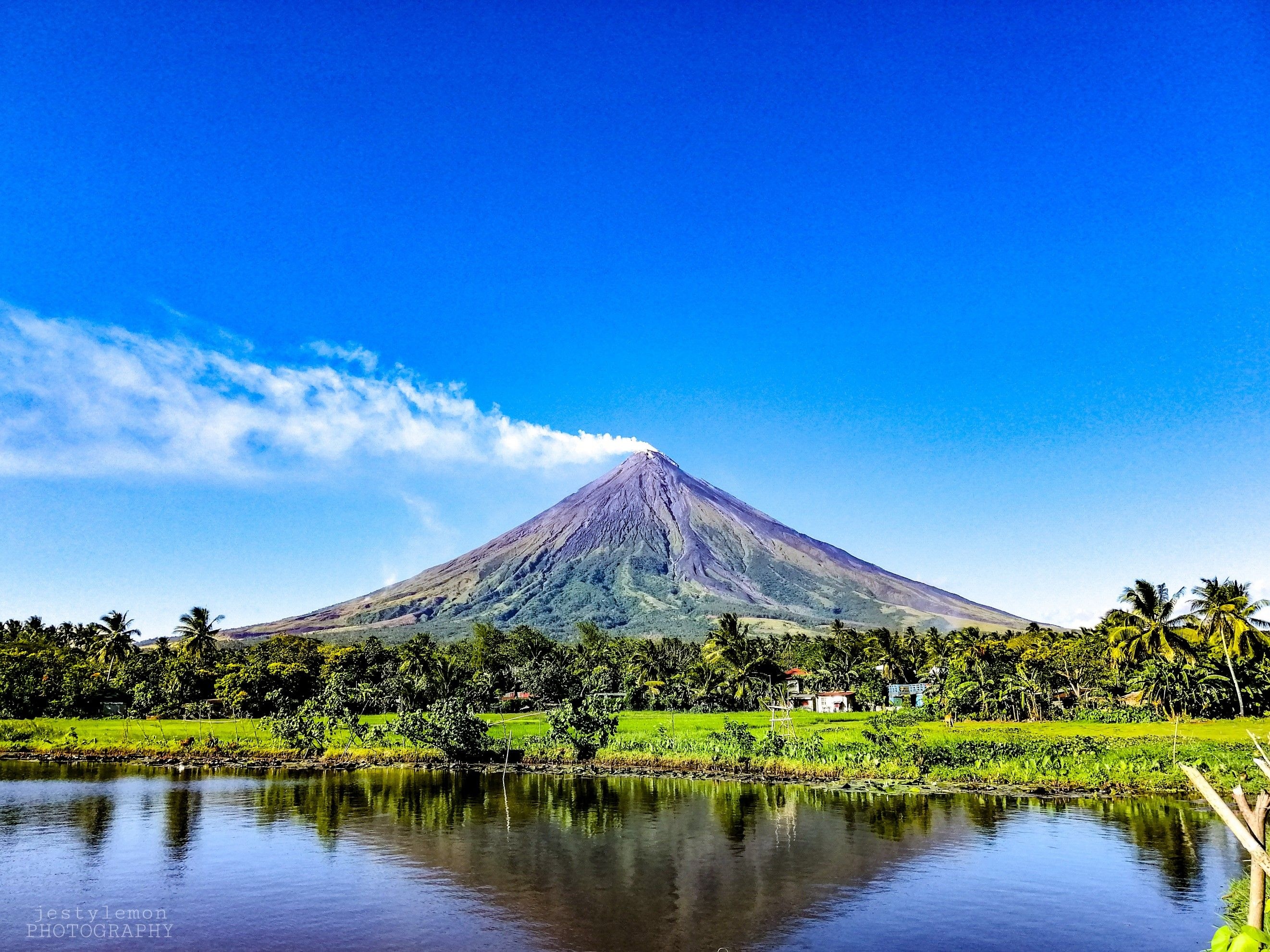 Majestic Mayon volcano, Breathtaking eruption, Volcanic beauty, Natural wonder, 2650x1990 HD Desktop