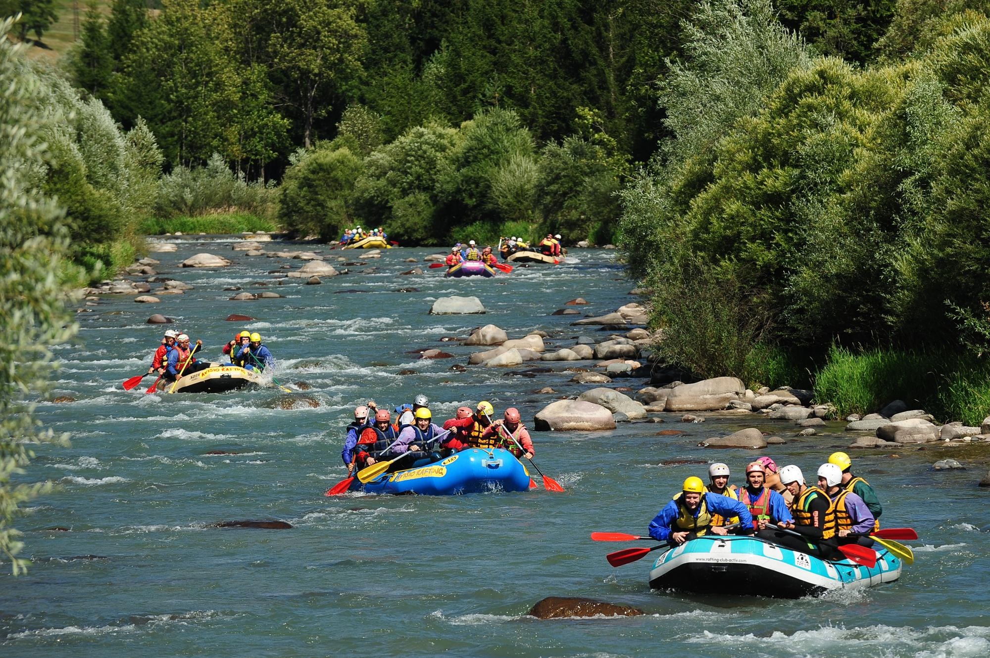Rafting: Straightforward rapids with wide and clear channels, Amateur level of a group whitewater boating. 2000x1340 HD Background.