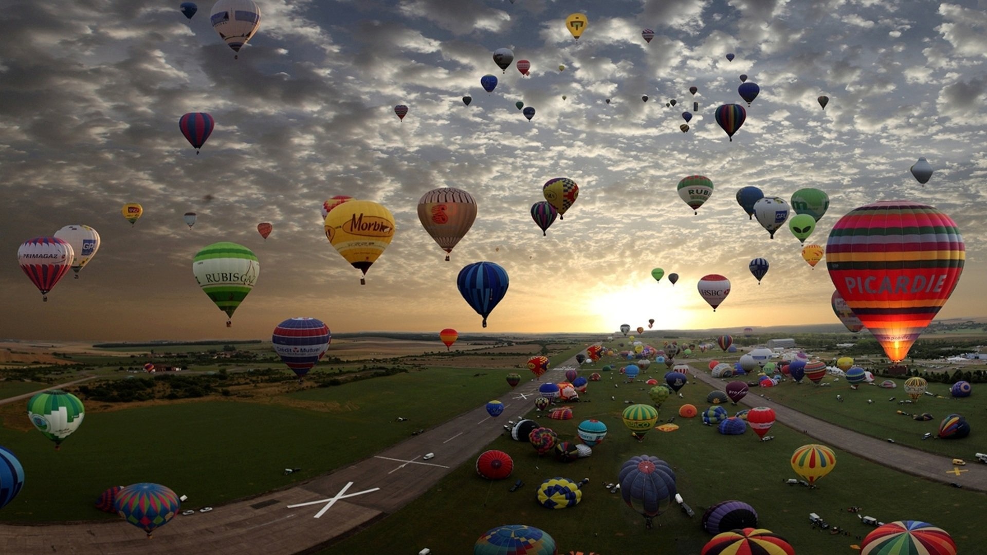 Air Sports: Albuquerque International Balloon Fiesta in the evening hours, Picardie, Rubis, Primagaz. 1920x1080 Full HD Wallpaper.
