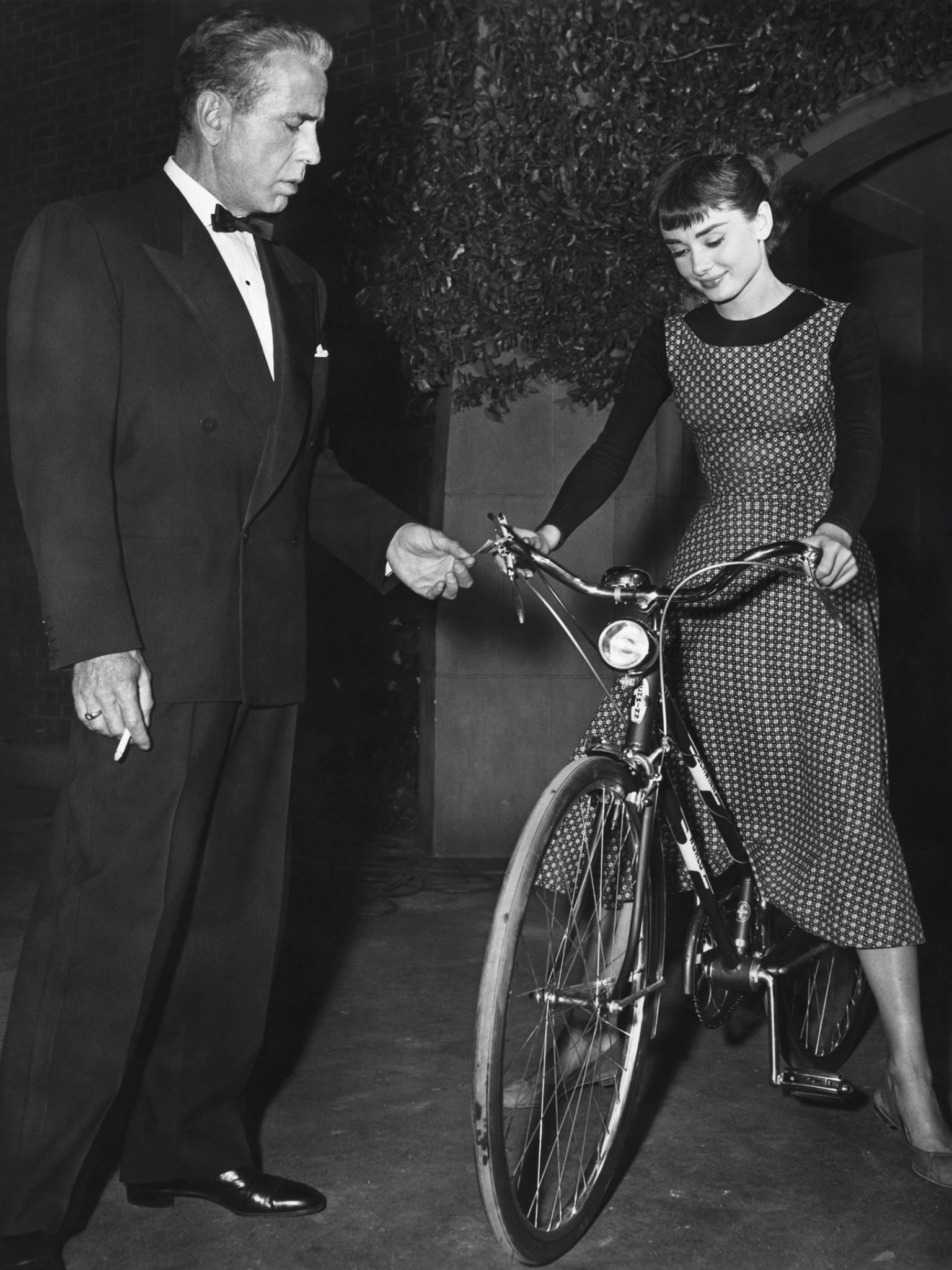 Audrey Hepburn, Humphrey Bogart, Set of Sabrina, 1954, 1540x2050 HD Handy