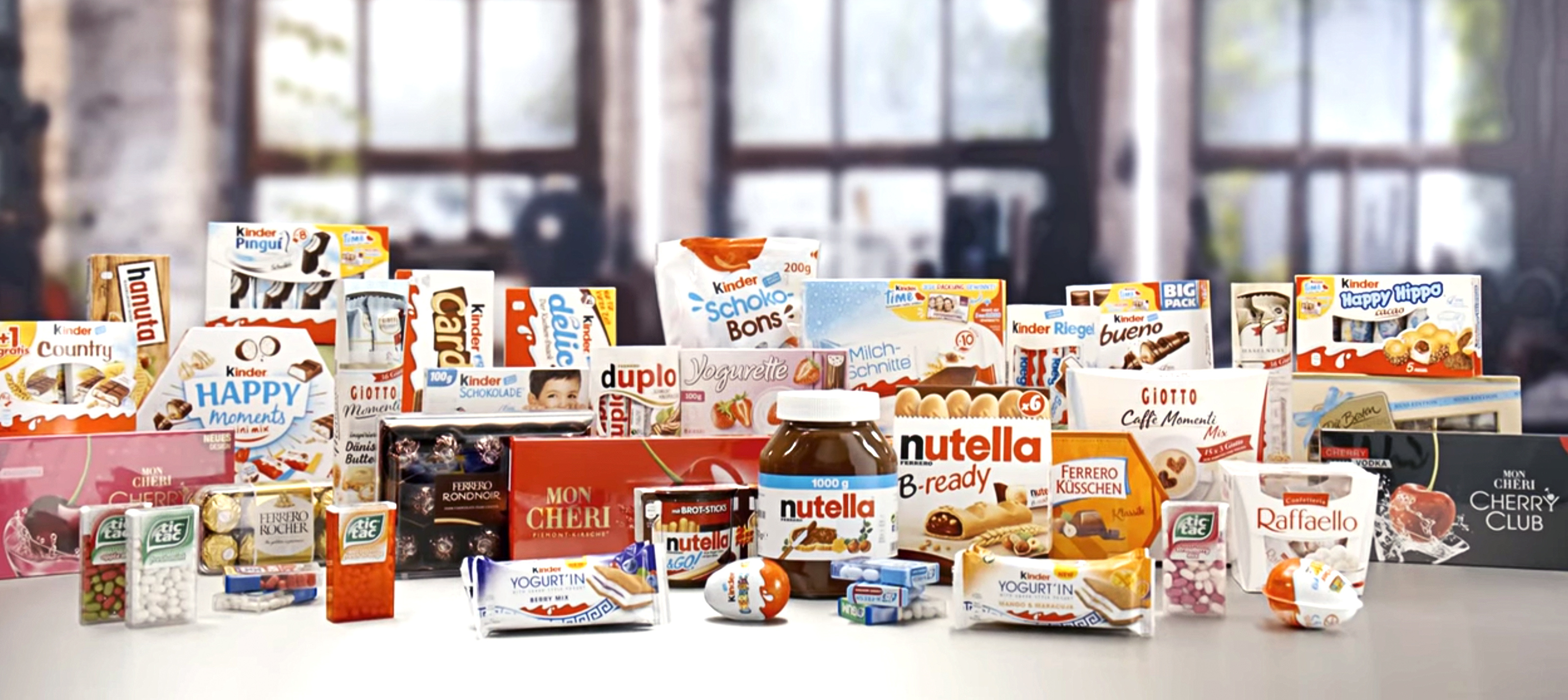 Kinder (Brand): Ferrero Group, A manufacturer of branded chocolate and confectionery products. 3200x1430 Dual Screen Background.