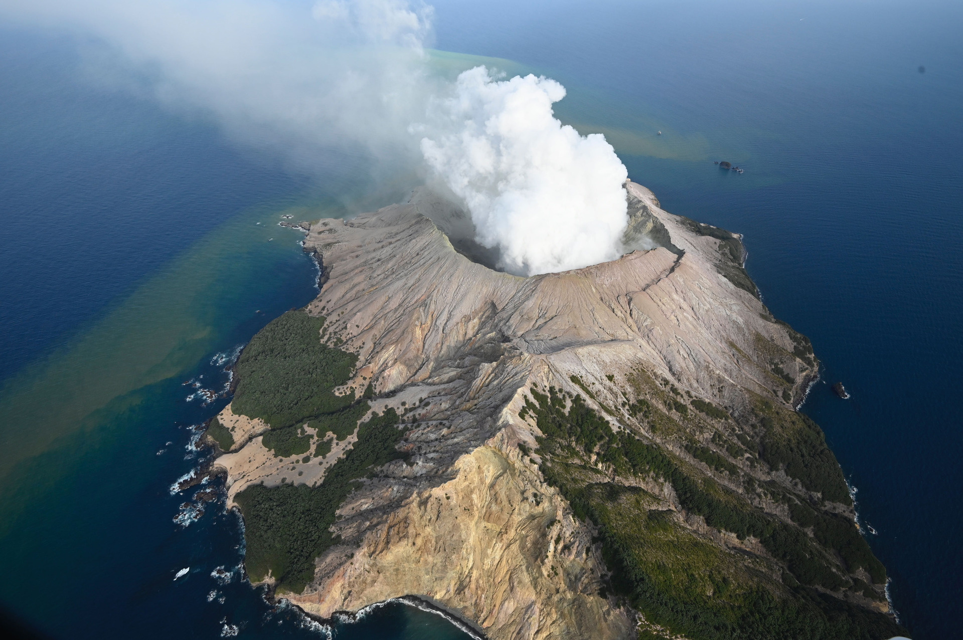Volcano island. Уайт-Айленд/Факаари. Вулканический остров Уайт-Айленд. Уайт Айленд новая Зеландия. Вулкан Таравера в новой Зеландии.