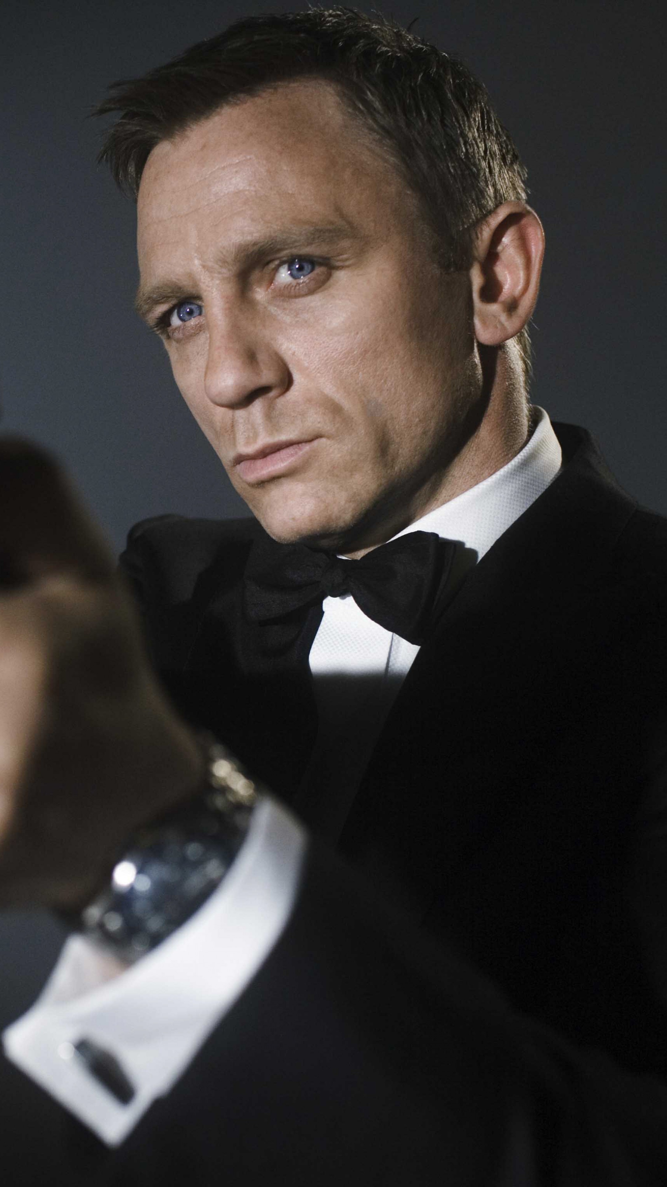 Daniel Craig: One of the British theatre's most famous faces, Popular celebs. 2160x3840 4K Wallpaper.