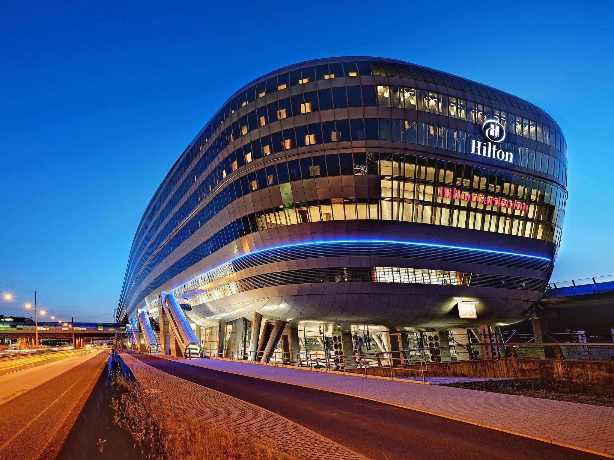 Frankfurt Airport, 2022, Best business hotels, Top 10 attractions, 2050x1540 HD Desktop