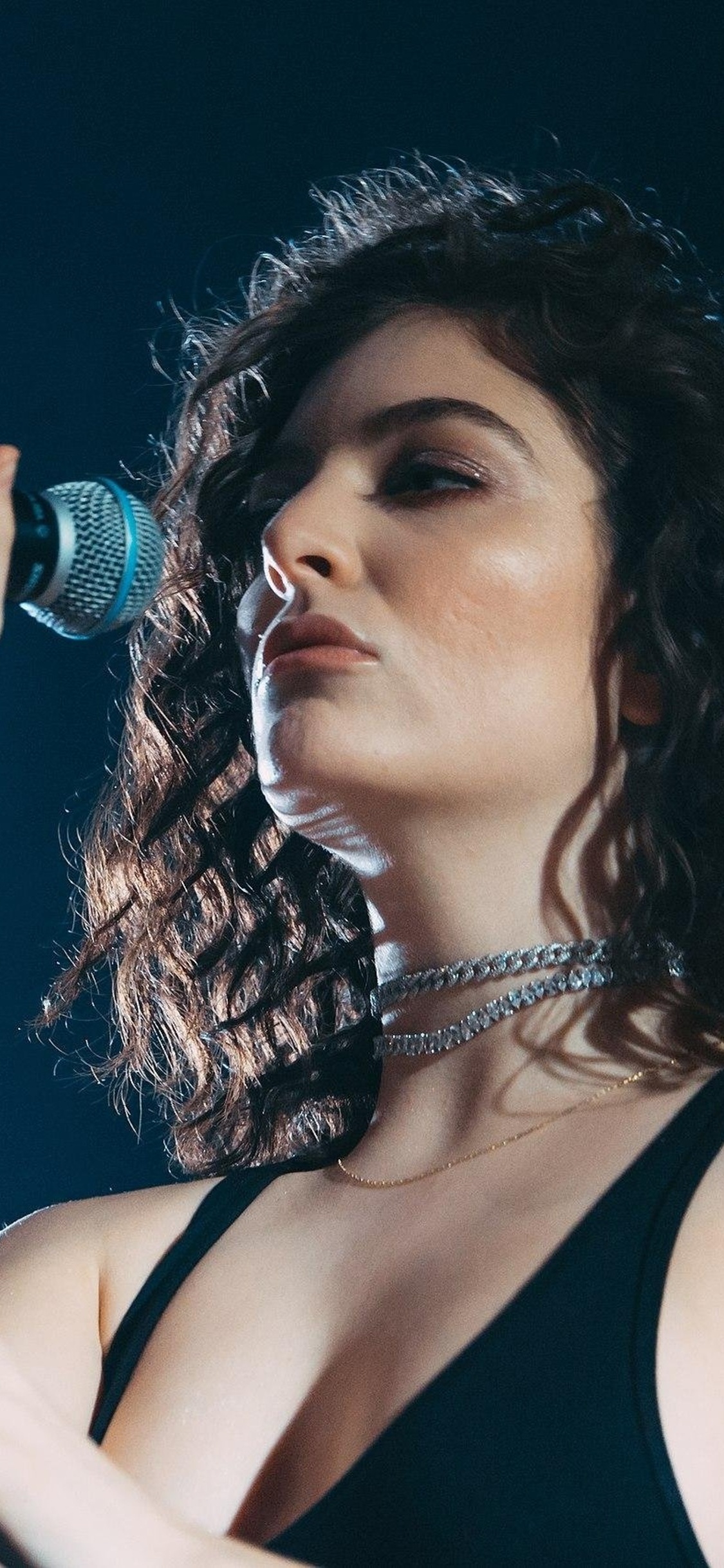 Lorde live singing, iPhone wallpapers, 4K HD images, Captivating performance, 1130x2440 HD Phone