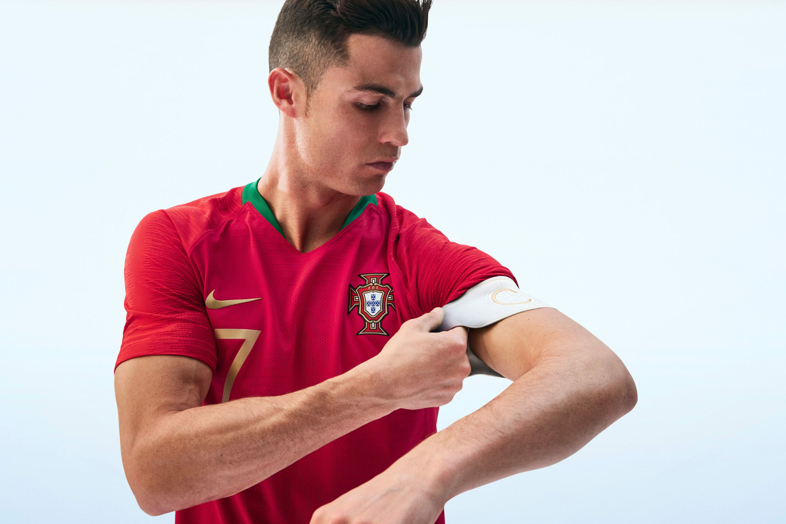 Cristiano Ronaldo, 4K visuals, Thrilling performances, Spectacular abilities, 2560x1710 HD Desktop