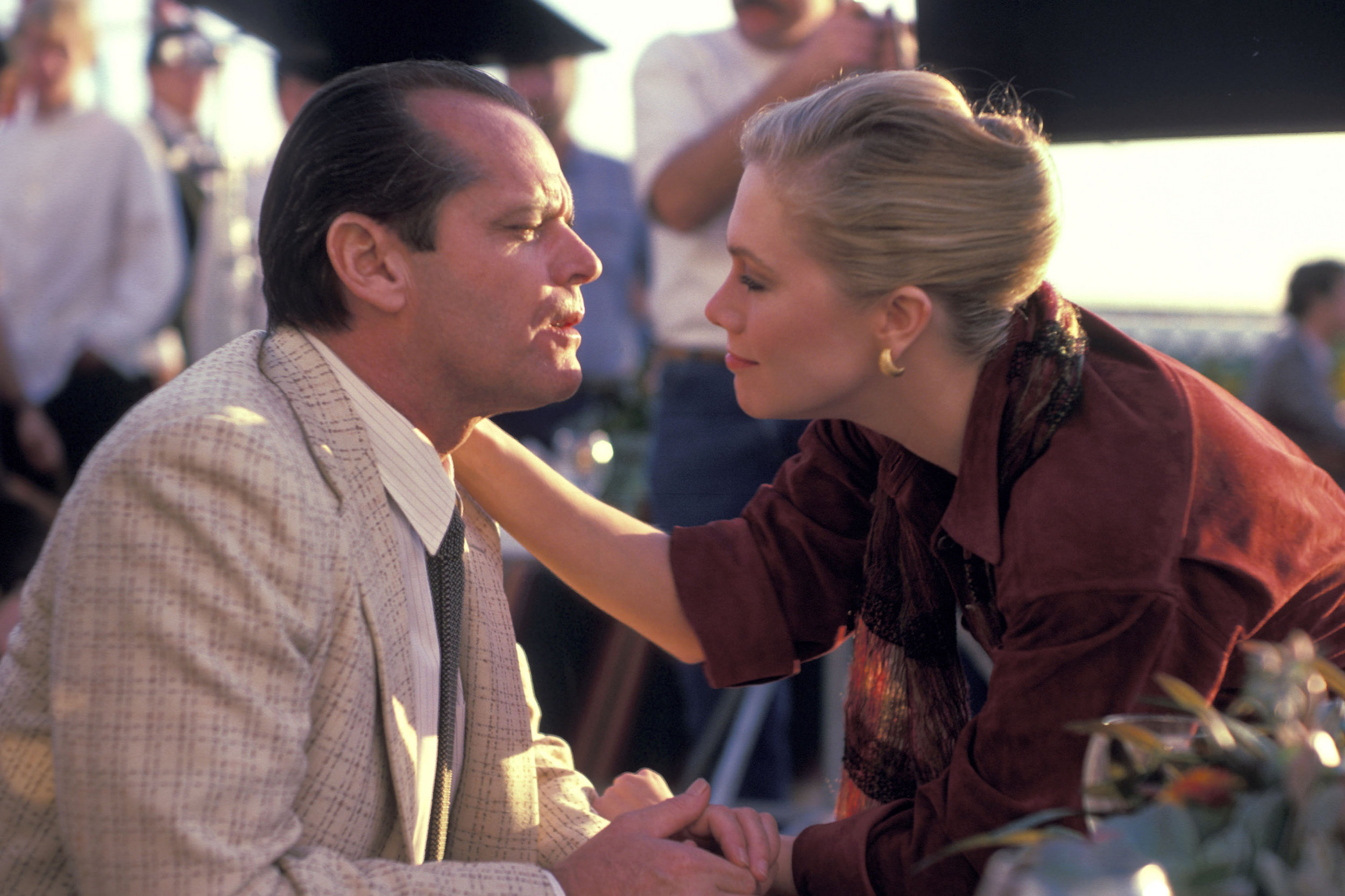 Kathleen Turner: Starred in Prizzi's Honor with Jack Nicholson, winning a second Golden Globe Award. 2500x1670 HD Background.