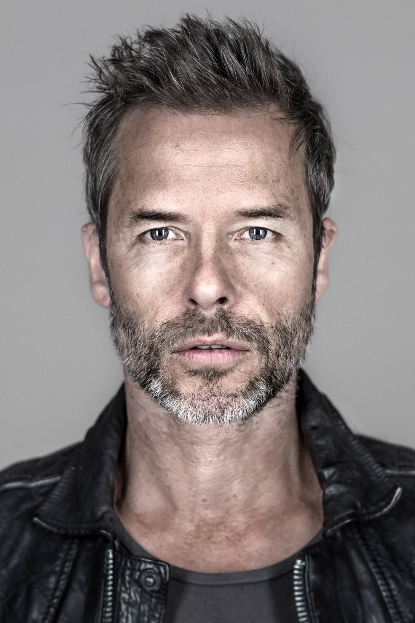 Guy Pearce movies, Guy Pearce profile images, Dynamic actor, Versatile roles, 1400x2100 HD Handy