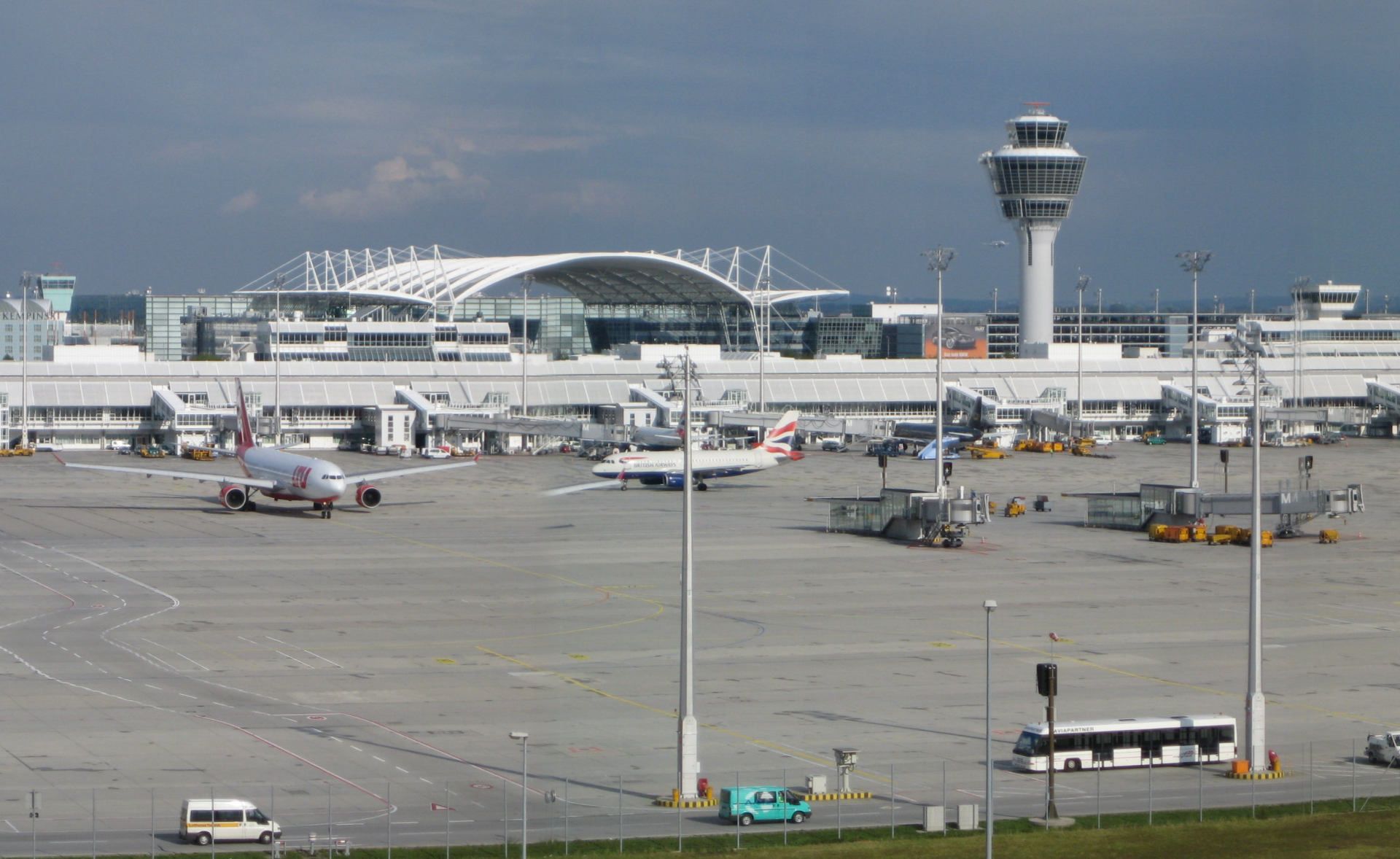 Munich Airport shuttle, Europe transport service, 1920x1180 HD Desktop