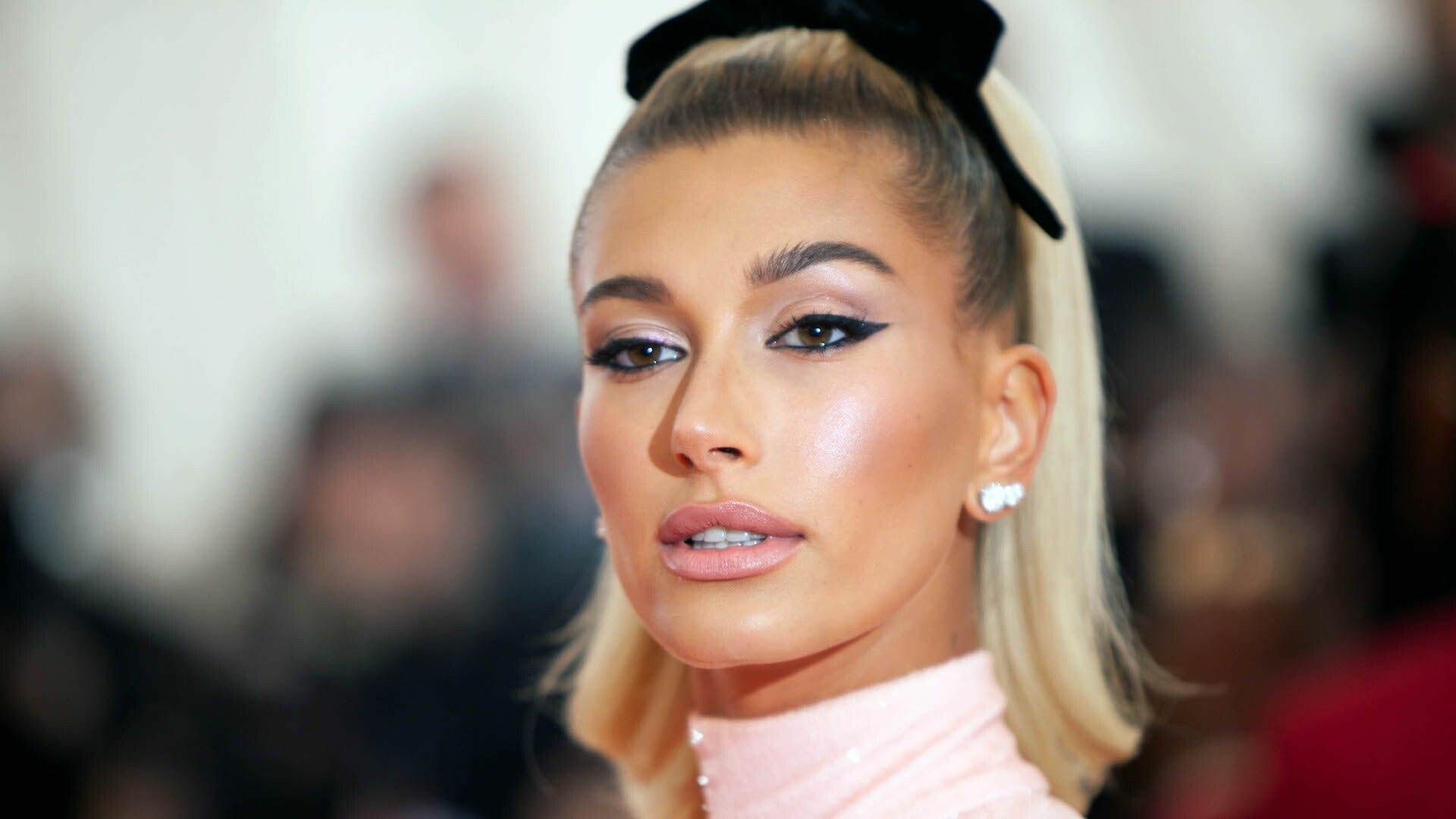 Hailey Bieber, Taylor Swift's Cats movie, Feud speculation, Makeup looks, 1920x1080 Full HD Desktop
