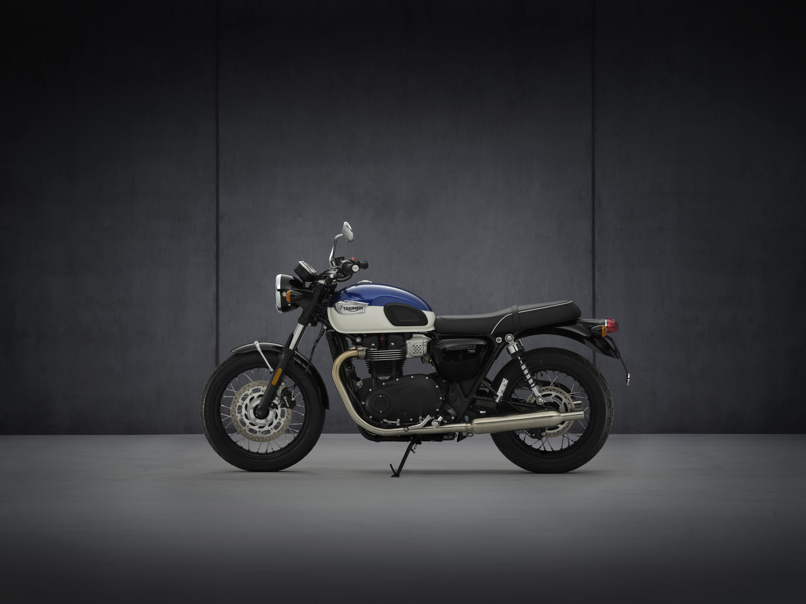 Triumph Bonneville T100, Next-gen specs, Feature-rich, Motorcycle photography, 2560x1920 HD Desktop