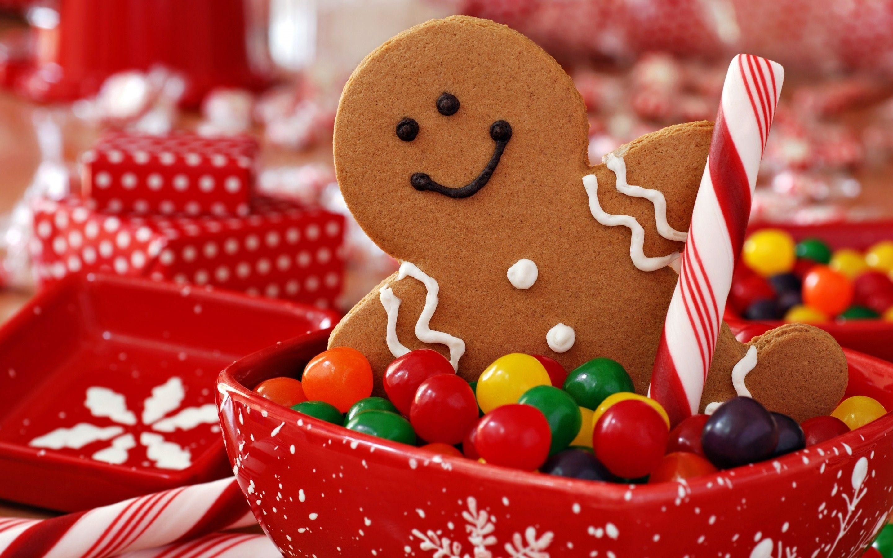 Gingerbread Man, Festive treat, Delicious holiday snack, Sweet and spicy, 2880x1800 HD Desktop