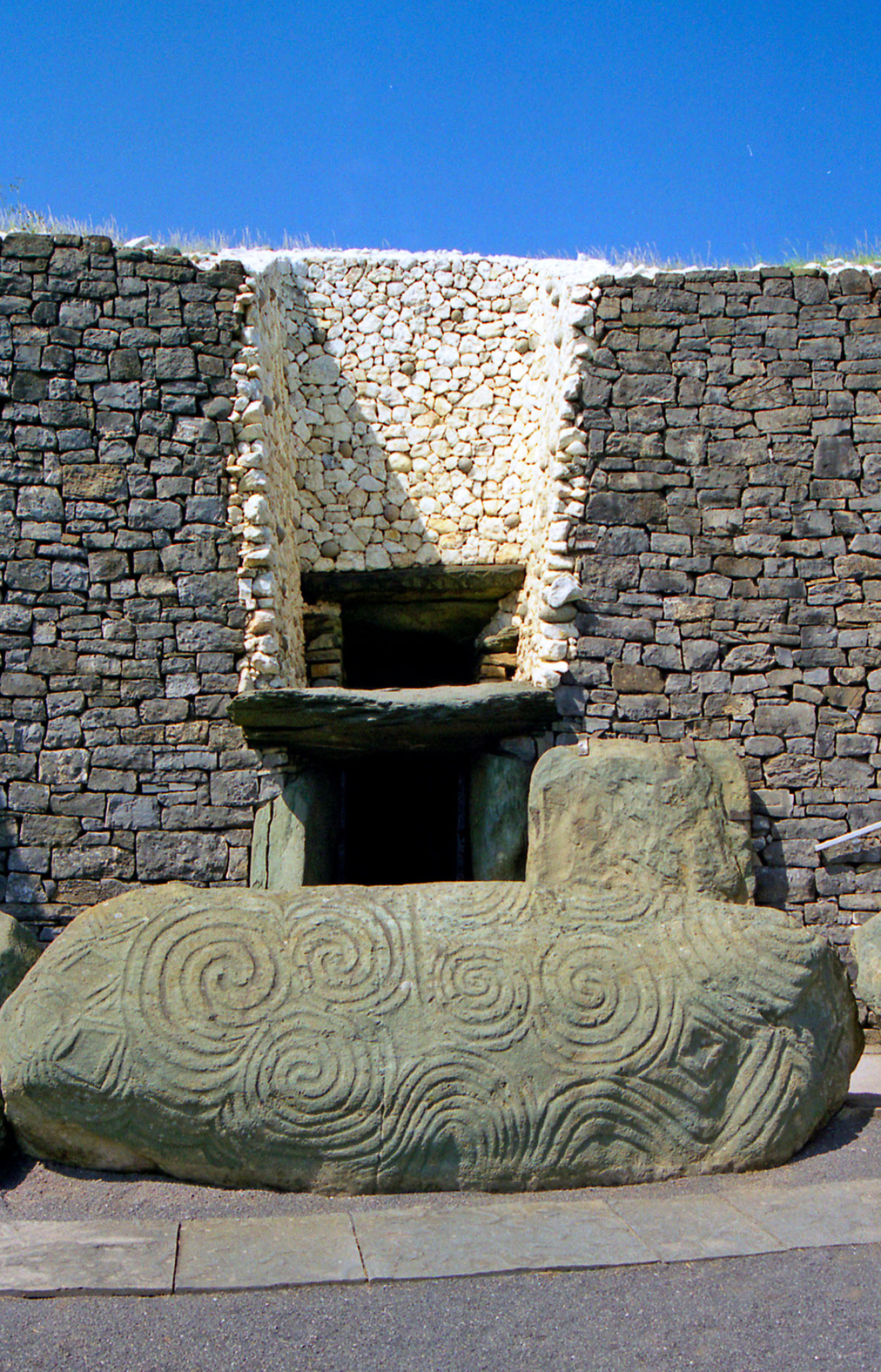Newgrange, Boyne valley, Megalithic sites, Ancient wonders, 1320x2050 HD Phone