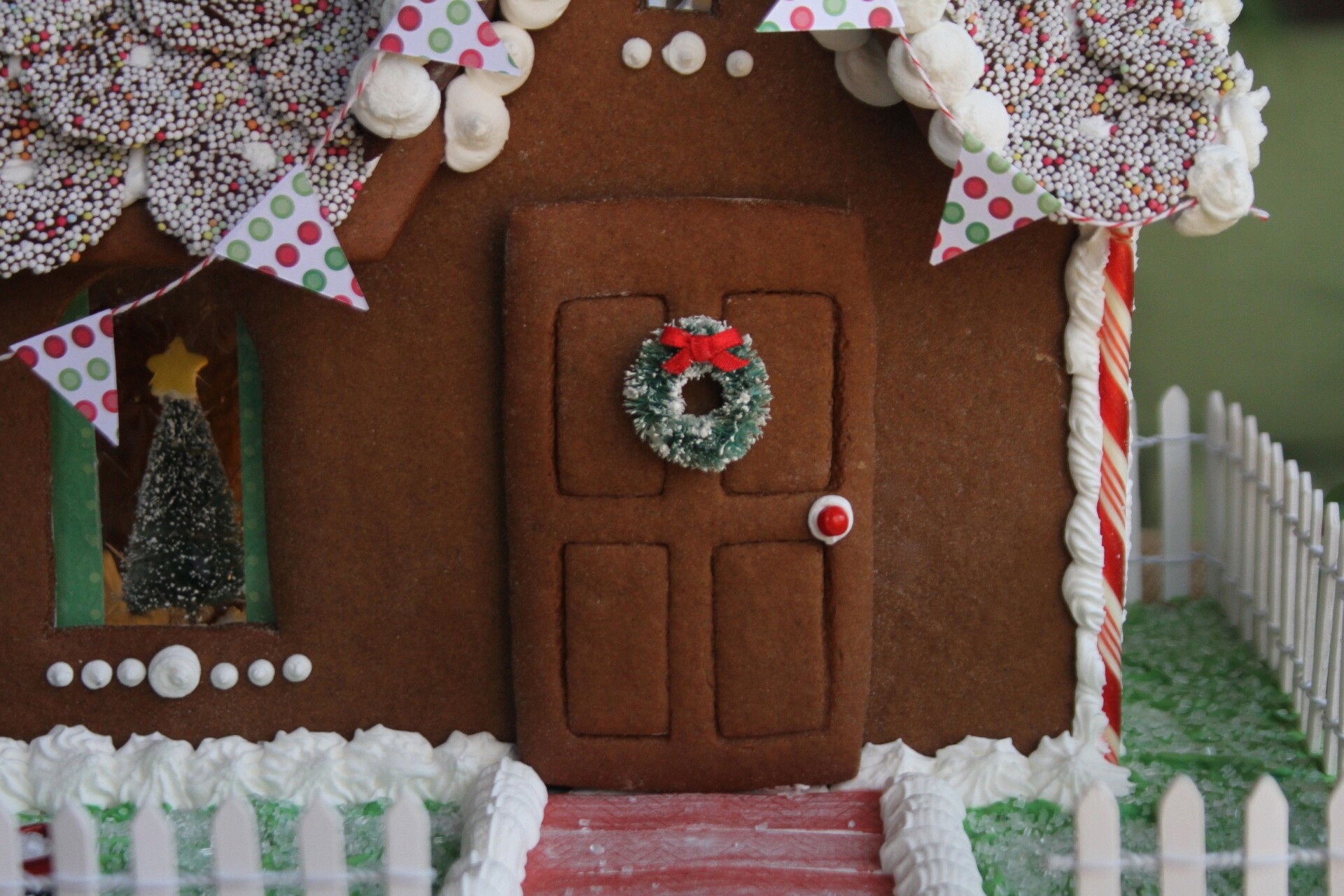 Gingerbread House: Edible components, Intricately piped icing decorations, Christmas bakery, Marshmallows. 1920x1280 HD Background.