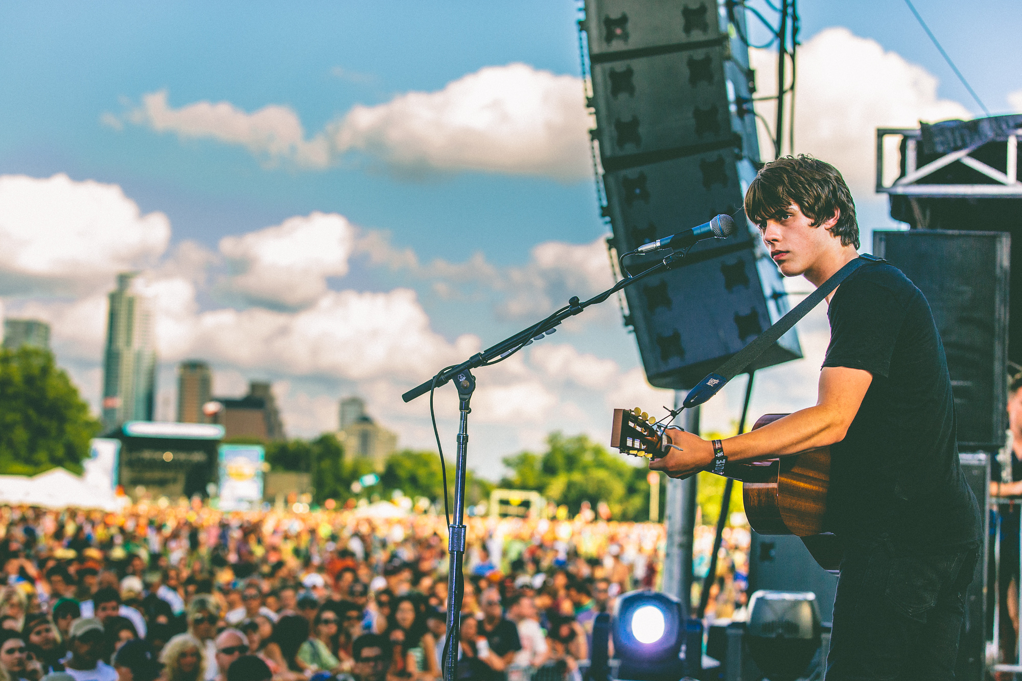 Jake Bugg, Captivating stage presence, Engaging performer, Young talent, 2000x1340 HD Desktop