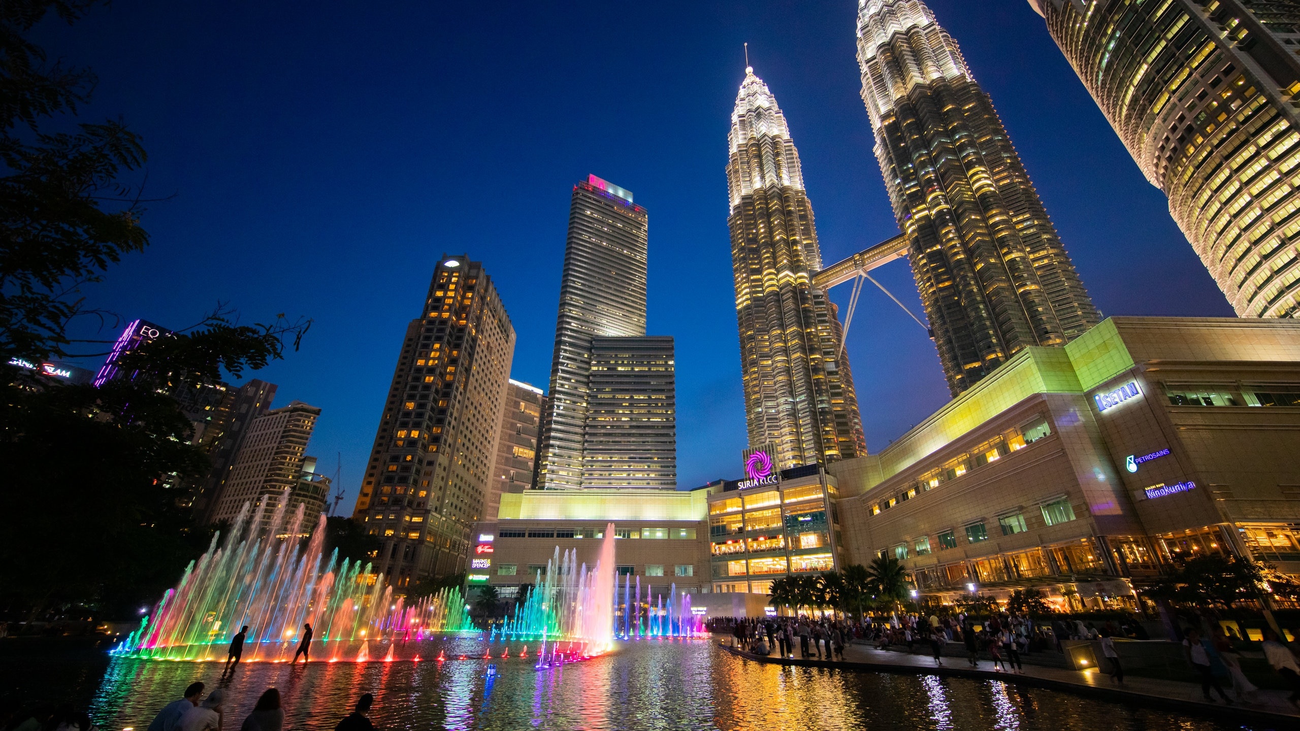 Petronas Twin Towers, Travel tips, Kuala Lumpur, Destination guide, 2560x1440 HD Desktop