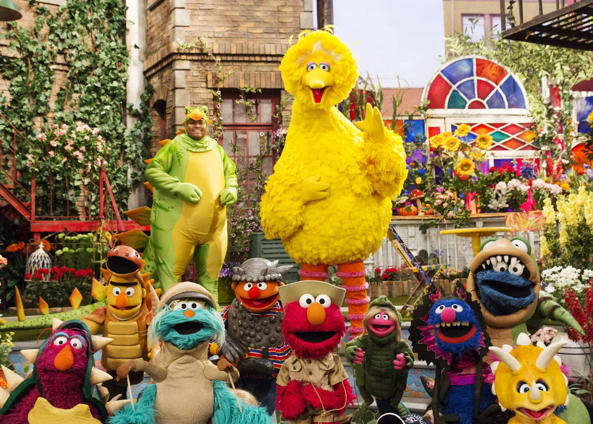 Sesame Street: Chris Knowings, Elmo, Ernie, Cookie Monster, Bert, Big Bird, The muppets in a TV show. 1920x1380 HD Wallpaper.