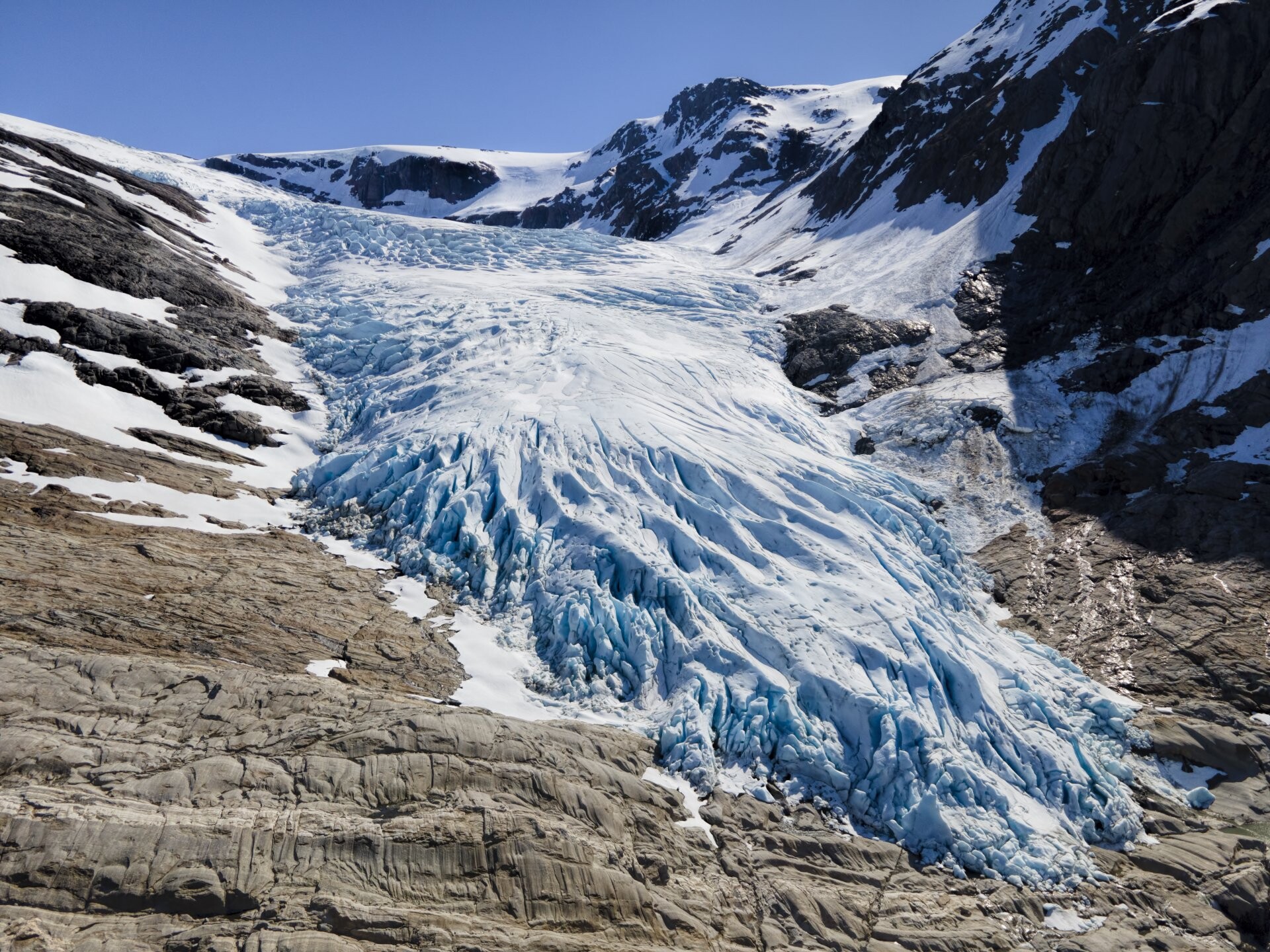 Glacier: An ice mass that slowly flows and deforms under stresses induced by its weight. 1920x1440 HD Background.