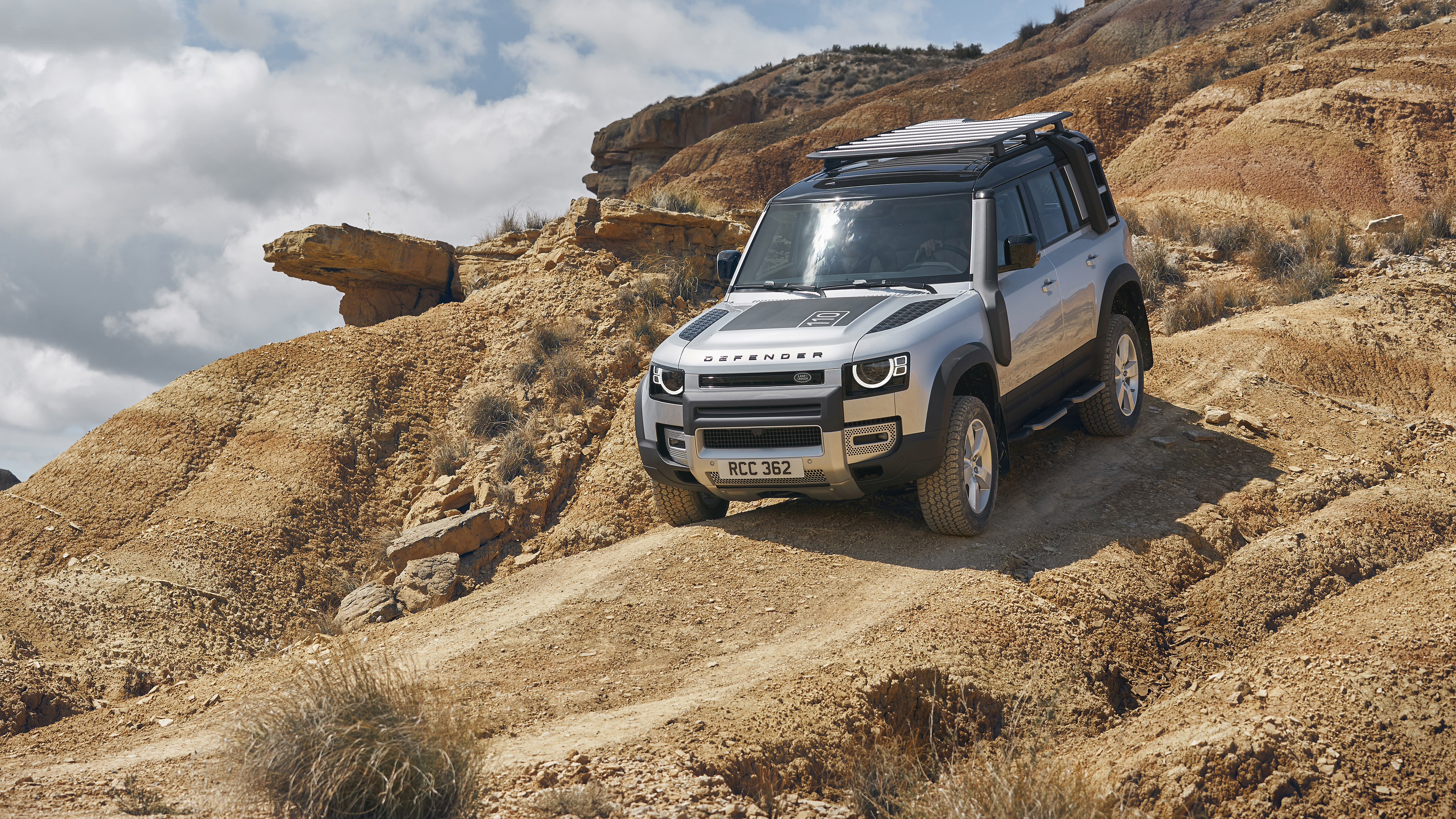 Land Rover Defender, Vehicle in desert, Off-road prowess, Remote landscapes, 3840x2160 4K Desktop