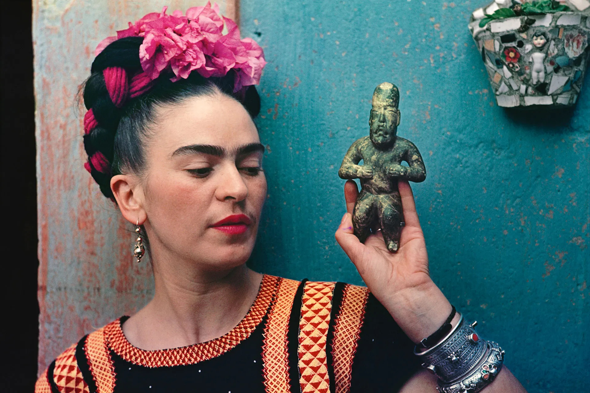 Unconventional beauty routine, Frida Kahlo's self-care, Vogue Germany, Iconic style, 1920x1280 HD Desktop