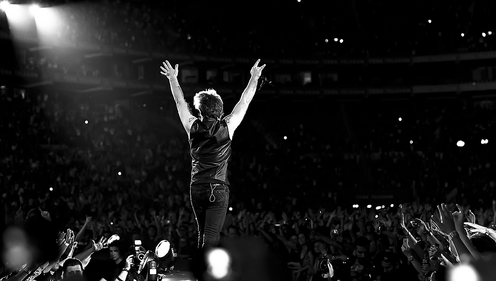 Bon Jovi, Music icon, Fan dedication, Iconic journey, 2050x1170 HD Desktop