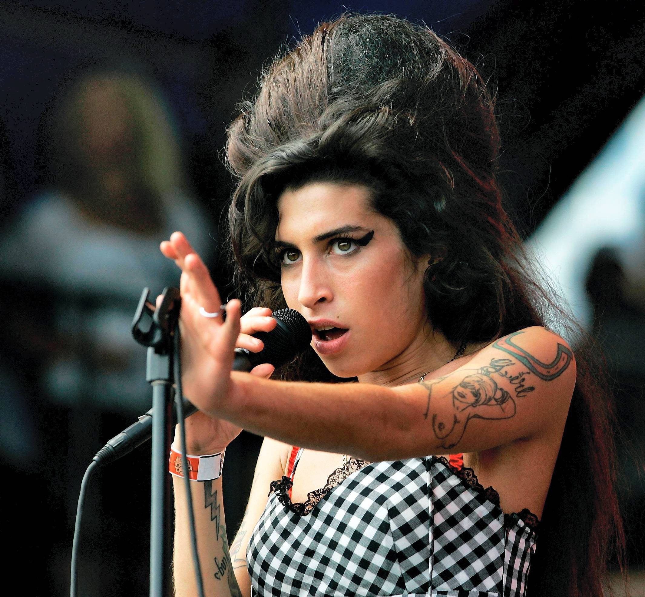 Amy Winehouse, Soulful voice, Music legend, Iconic style, 2130x1970 HD Desktop