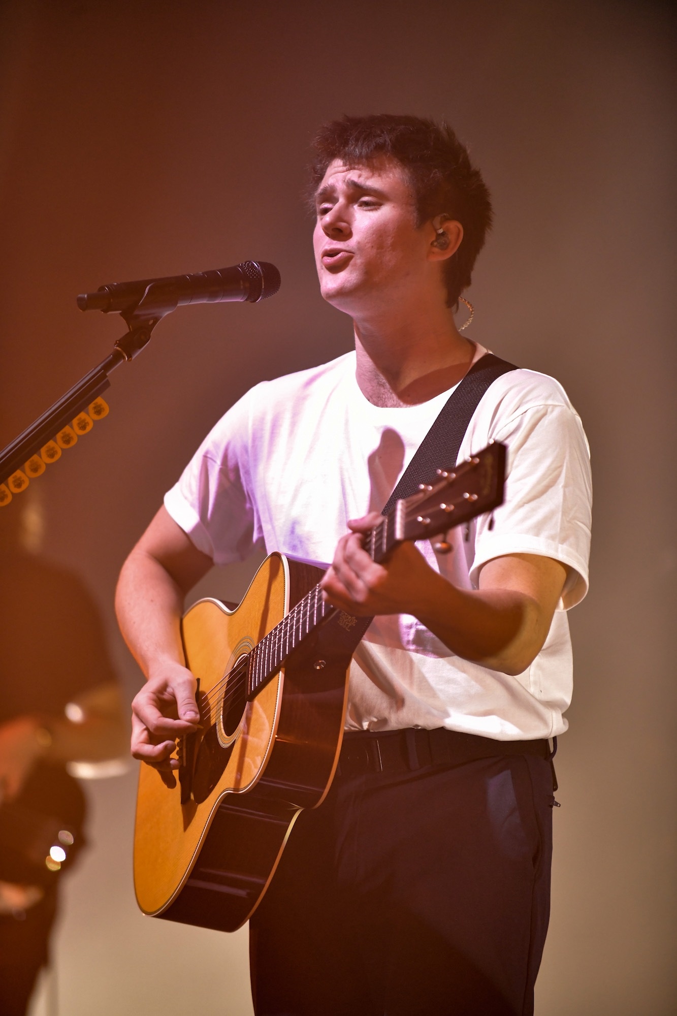 Alec Benjamin, Music artist, Live at Riviera gallery, Chicago Music Guide, 1340x2000 HD Handy