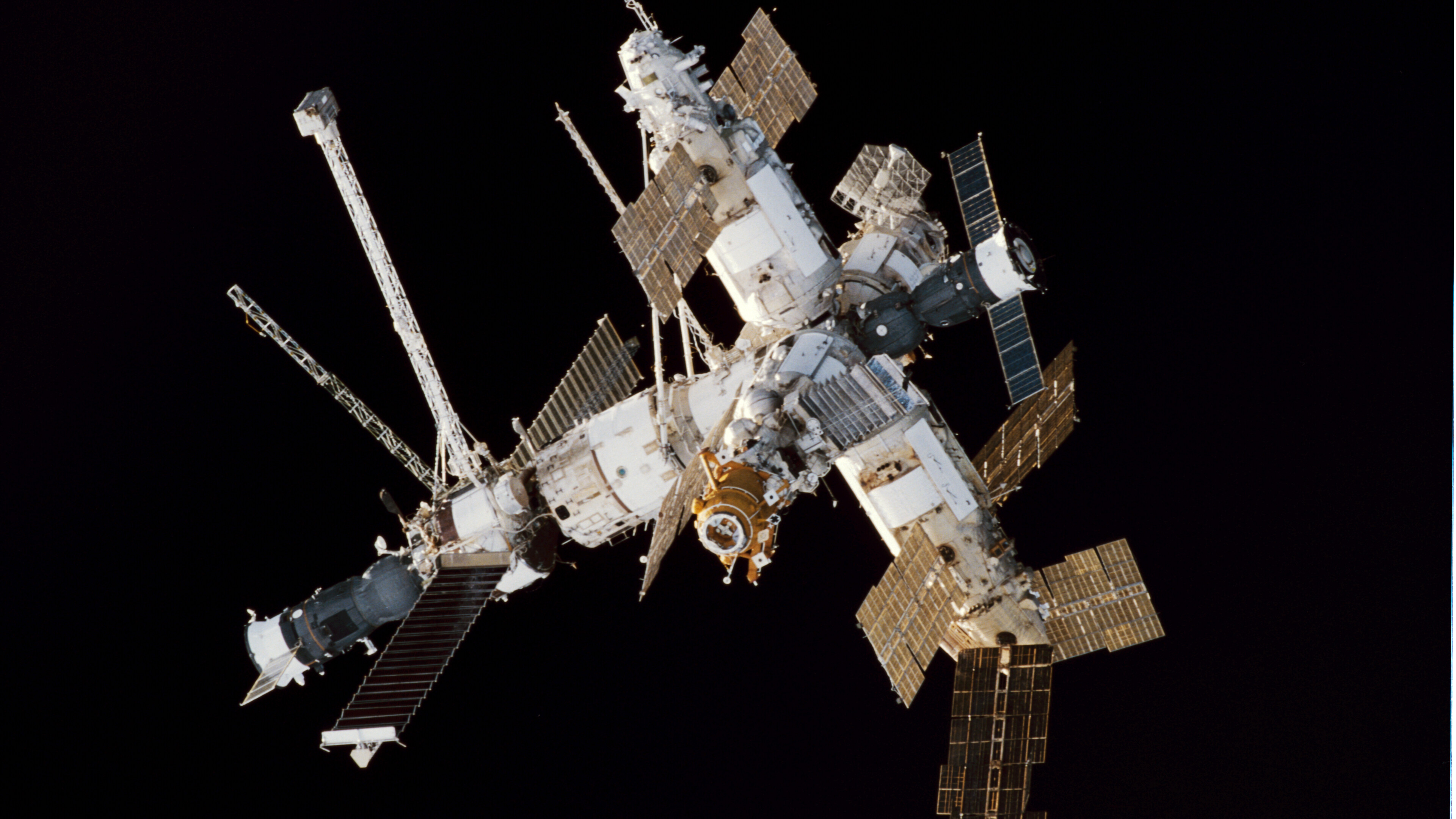 International Space Station: A multi-nation construction project, ISS, Hosted more than 250 people since 1998. 3840x2160 4K Wallpaper.