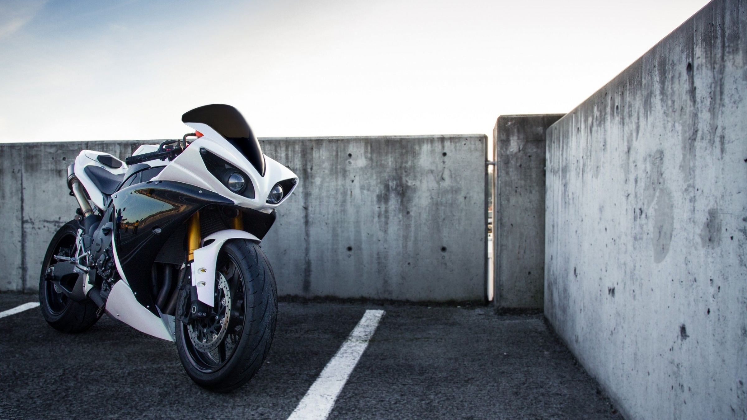 Yamaha YZF-R1, White bike elegance, Striking Yamaha presence, Stunning wallpaper, 2400x1350 HD Desktop