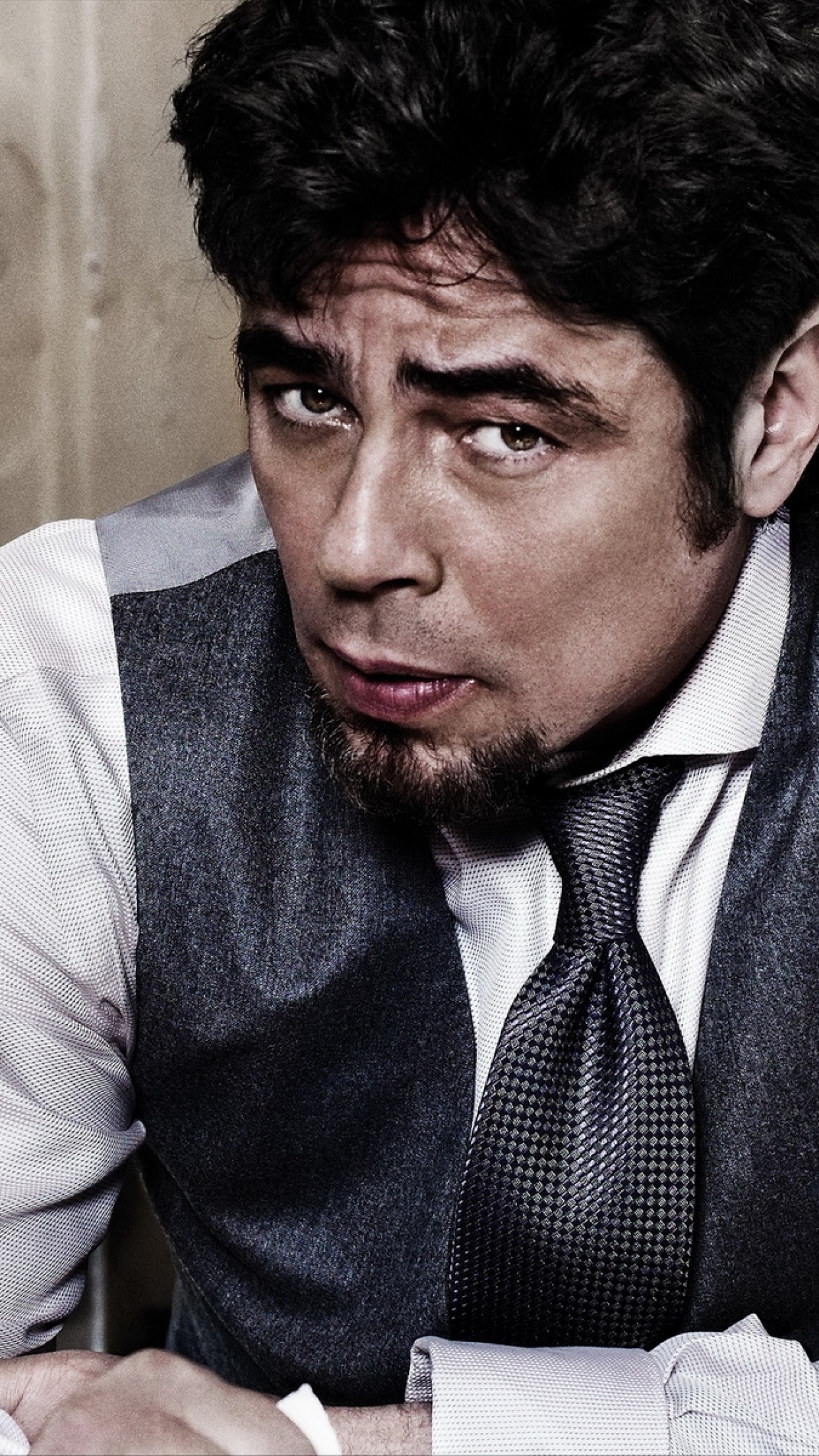 Benicio Del Toro, Brown hair, Bearded man, Charming onscreen presence, 1250x2210 HD Phone