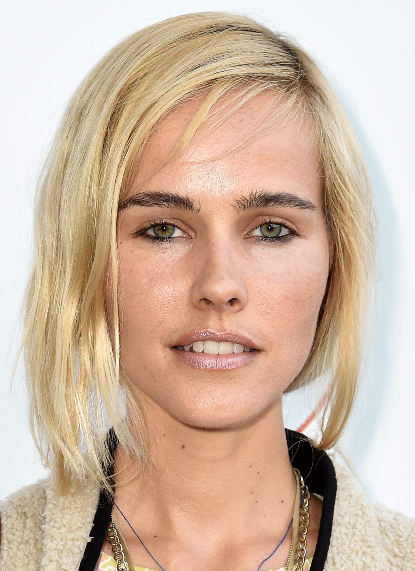 Isabel Lucas, Star eyebrows, Unique beauty, Eye-catching appearance, 1440x1980 HD Handy