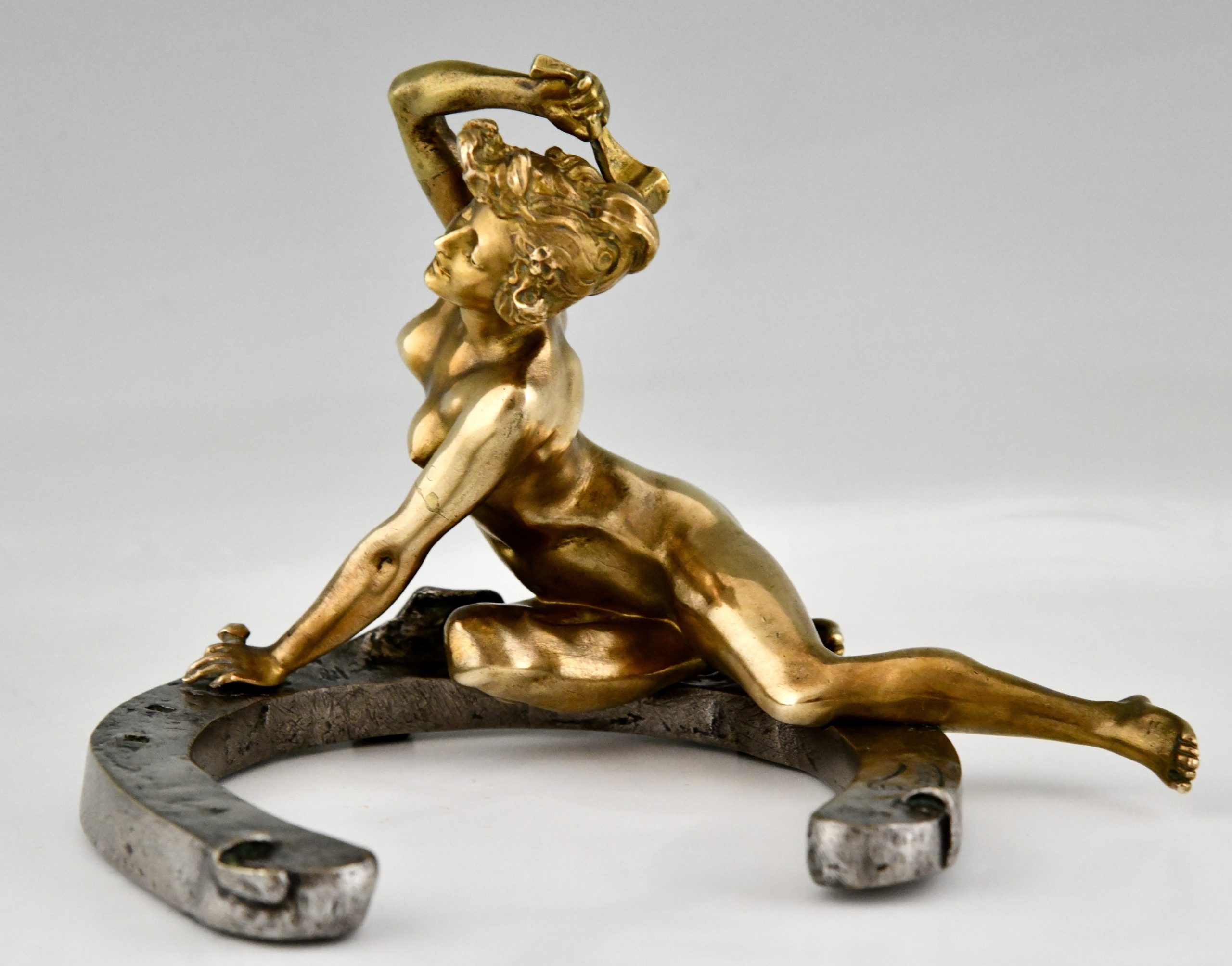 Art Nouveau bronzen sculptuur naakt op een hoefijzer - Deconamic 2560x2010