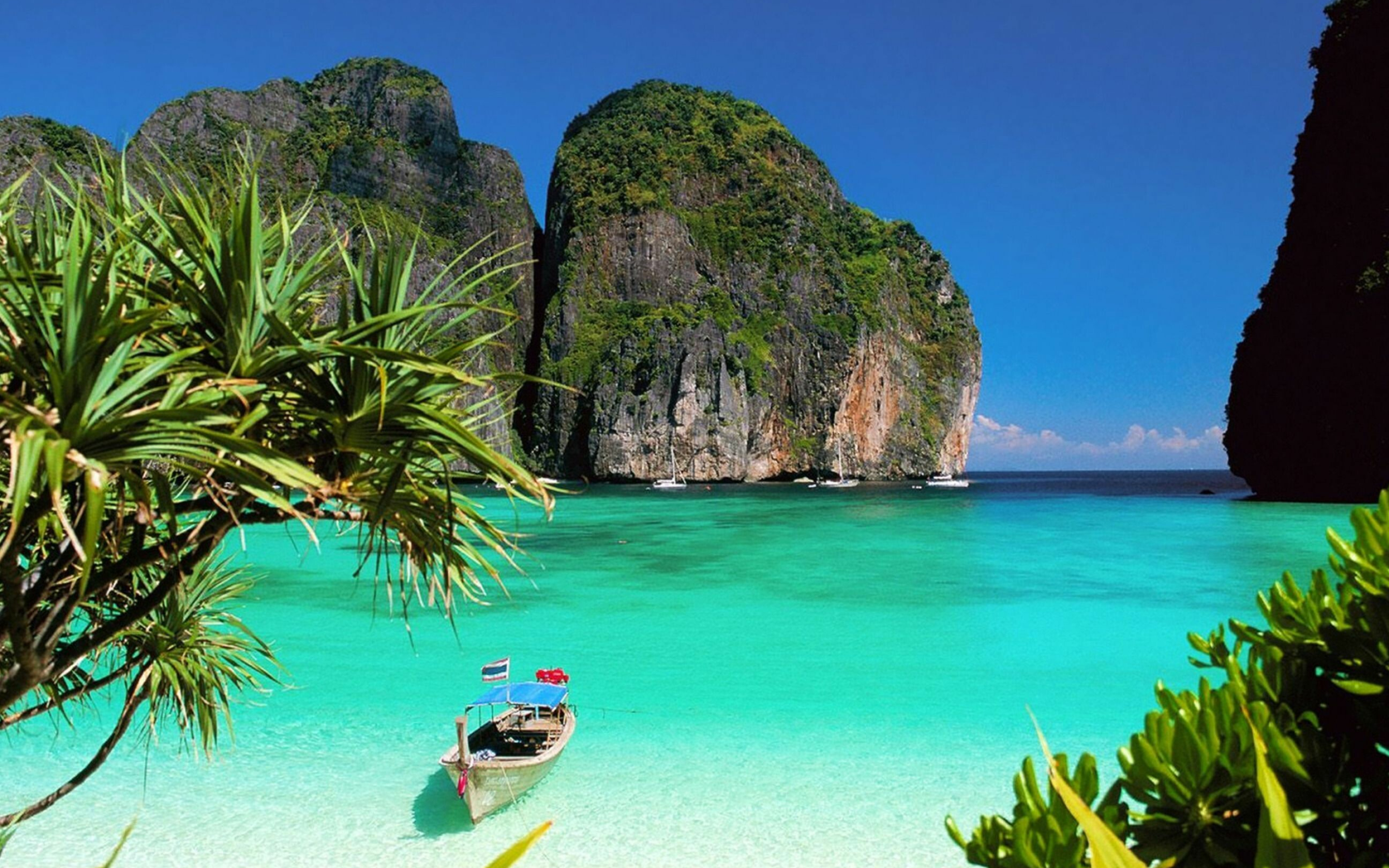 Phi Phi: A group of islands located in Thailand, Hot weather spot. 2880x1800 HD Background.